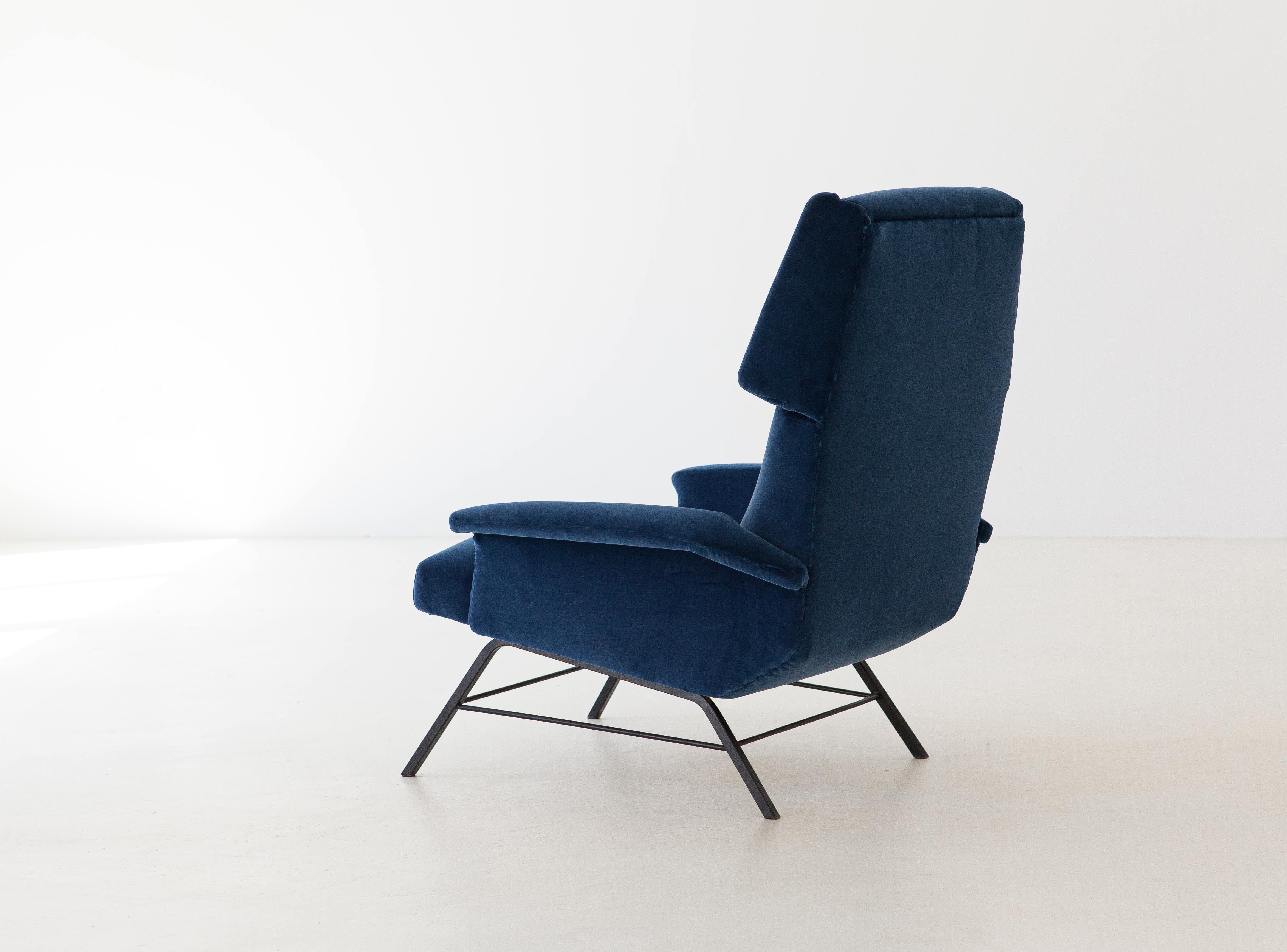 A Mid-Century Modern lounge chair with armrests and headrest ears manufactured in Italy during the 1950s

Completely renoved with new black enamel on the iron legs frame and new blue cotton velvet upholstery, also the padding is new.

Minimal