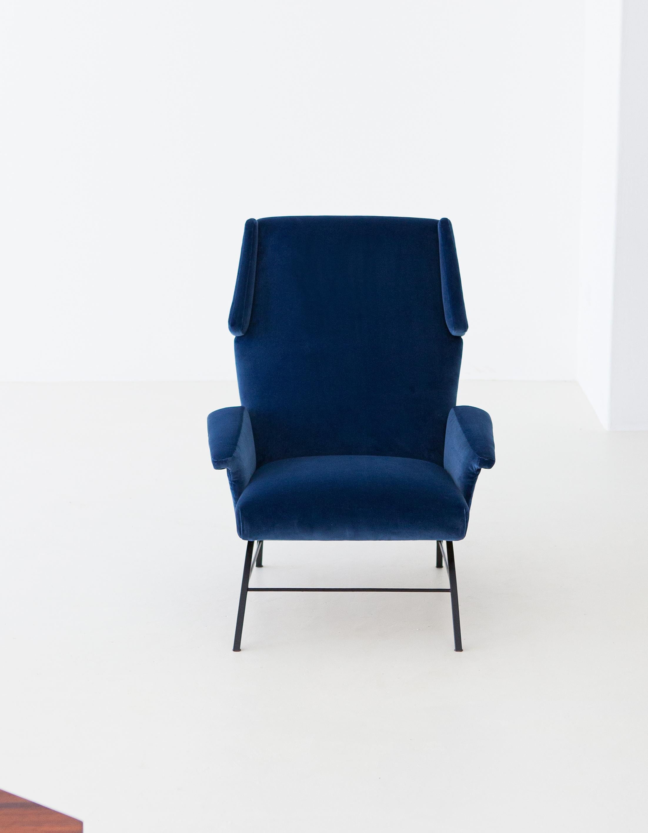 1950s Rare Italian Blue Velvet Lounge Armchair In Good Condition In Rome, IT
