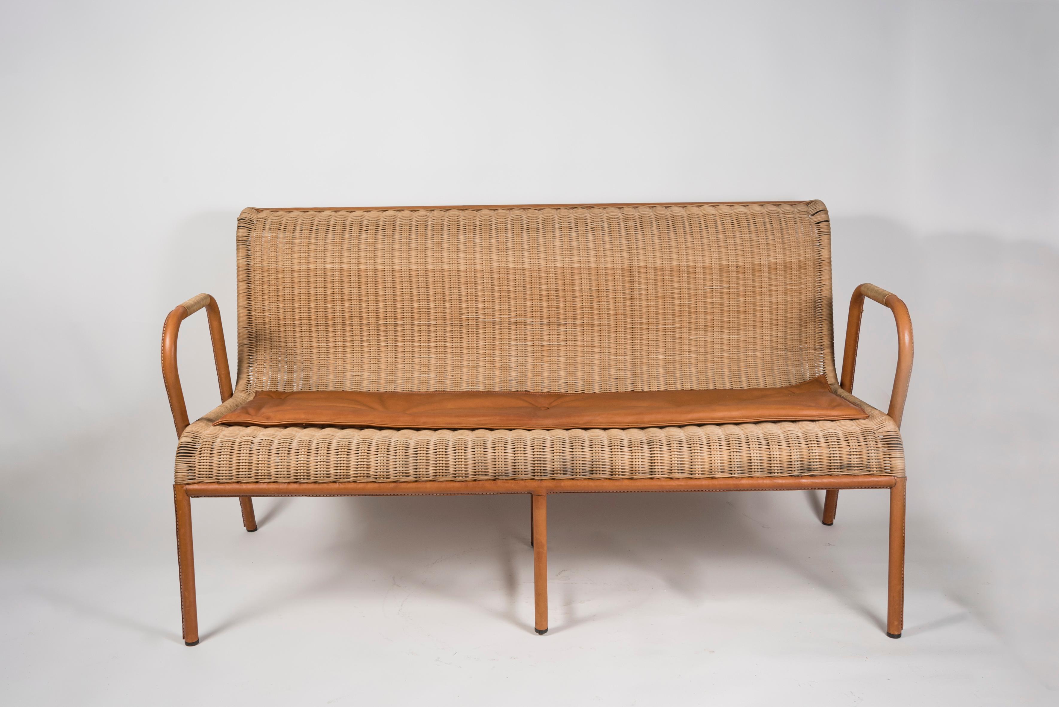 Sofá de cuero y ratán cosido de los años 50, por Jacques Adnet.
