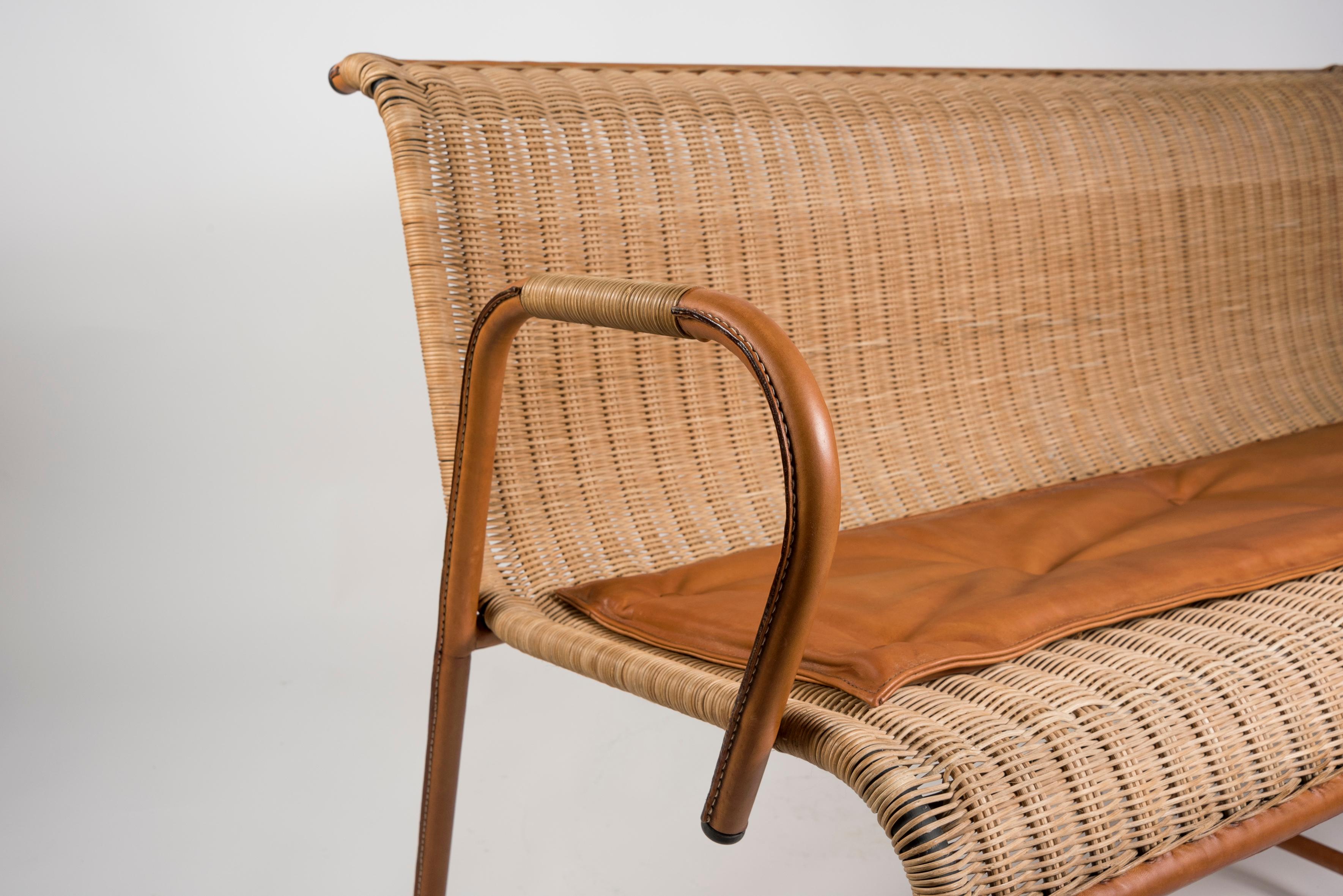 Sofa aus Rattan und genähtem Leder von Jacques Adnet aus den 1950er Jahren (Mitte des 20. Jahrhunderts) im Angebot