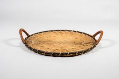 1950er Jahre Tablett aus Rattan und genähtem Leder von Jacques Adnet