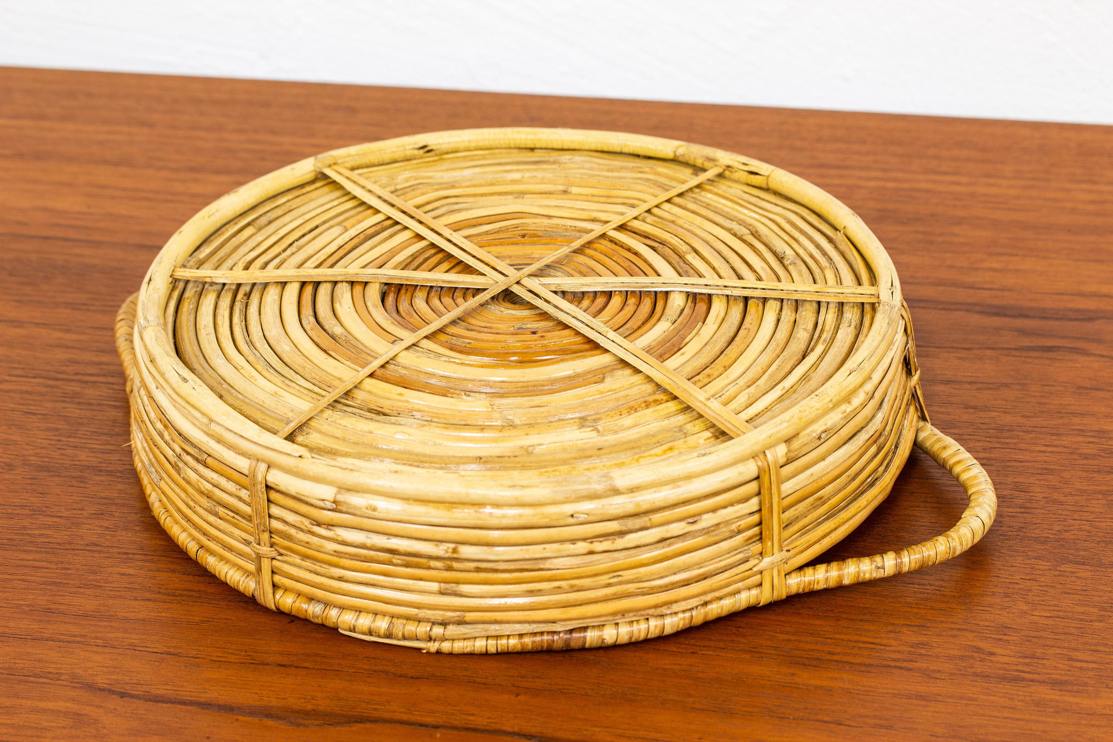 Hand woven basket or serving tray made in Finland during the 1950-60s. Hand made from cane. Very good vintage condition with few signs of age related wear and patina.

Dimensions: W. 40 D. 30 H. 7 cm