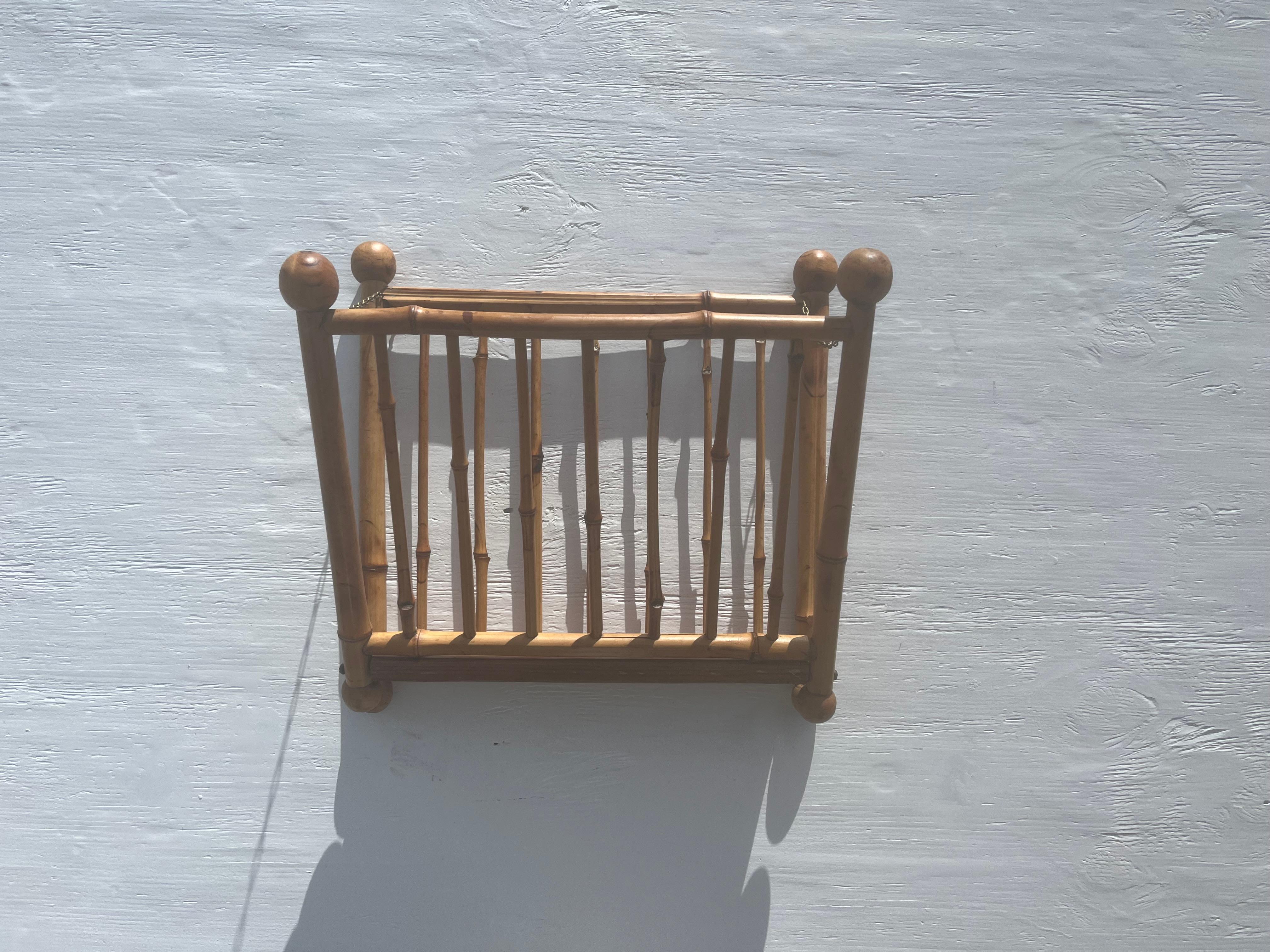 Scaffale da parete in rattan anni '50, portariviste in vendita 4