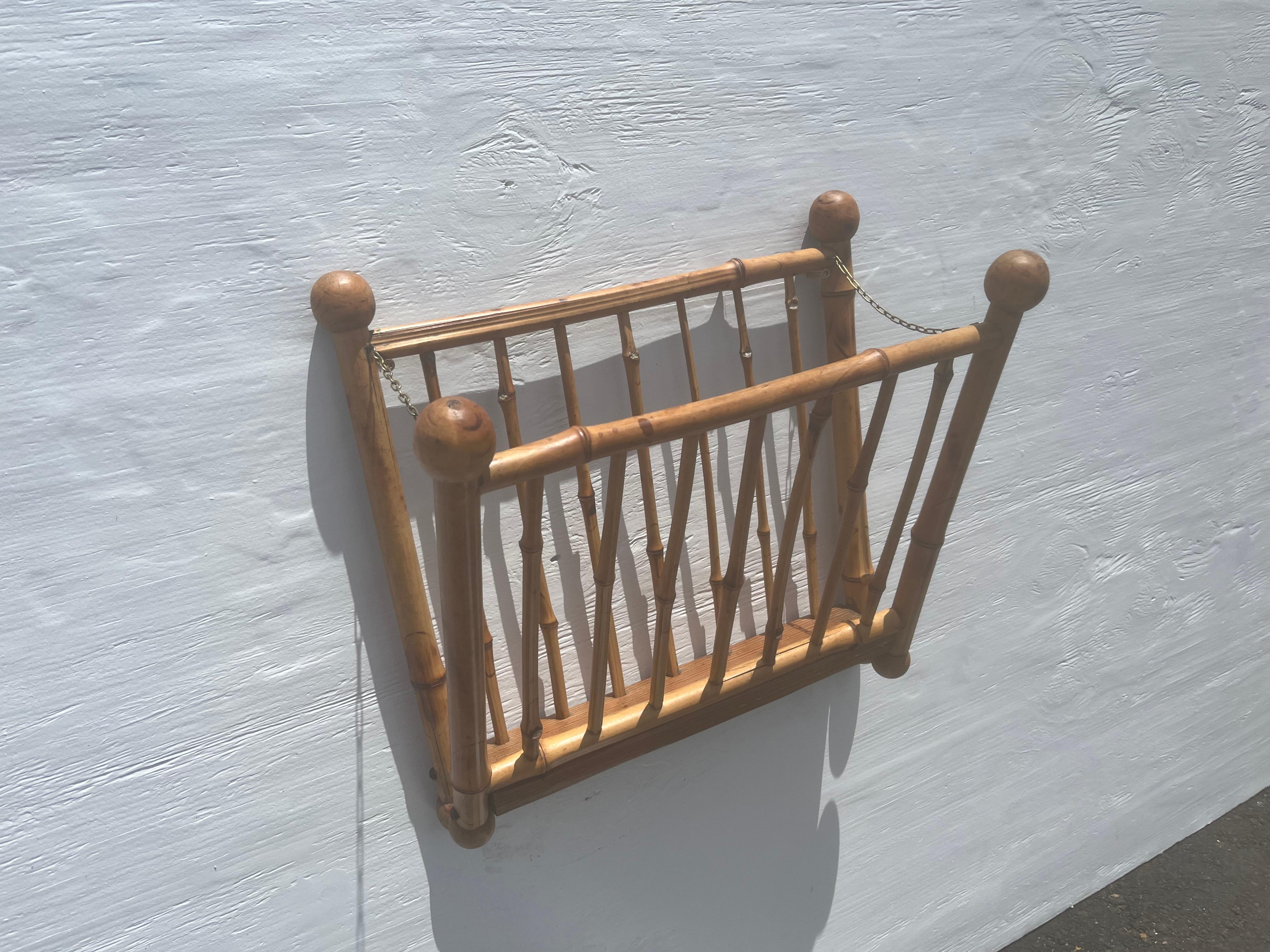 Scaffale da parete in rattan anni '50, portariviste in vendita 5