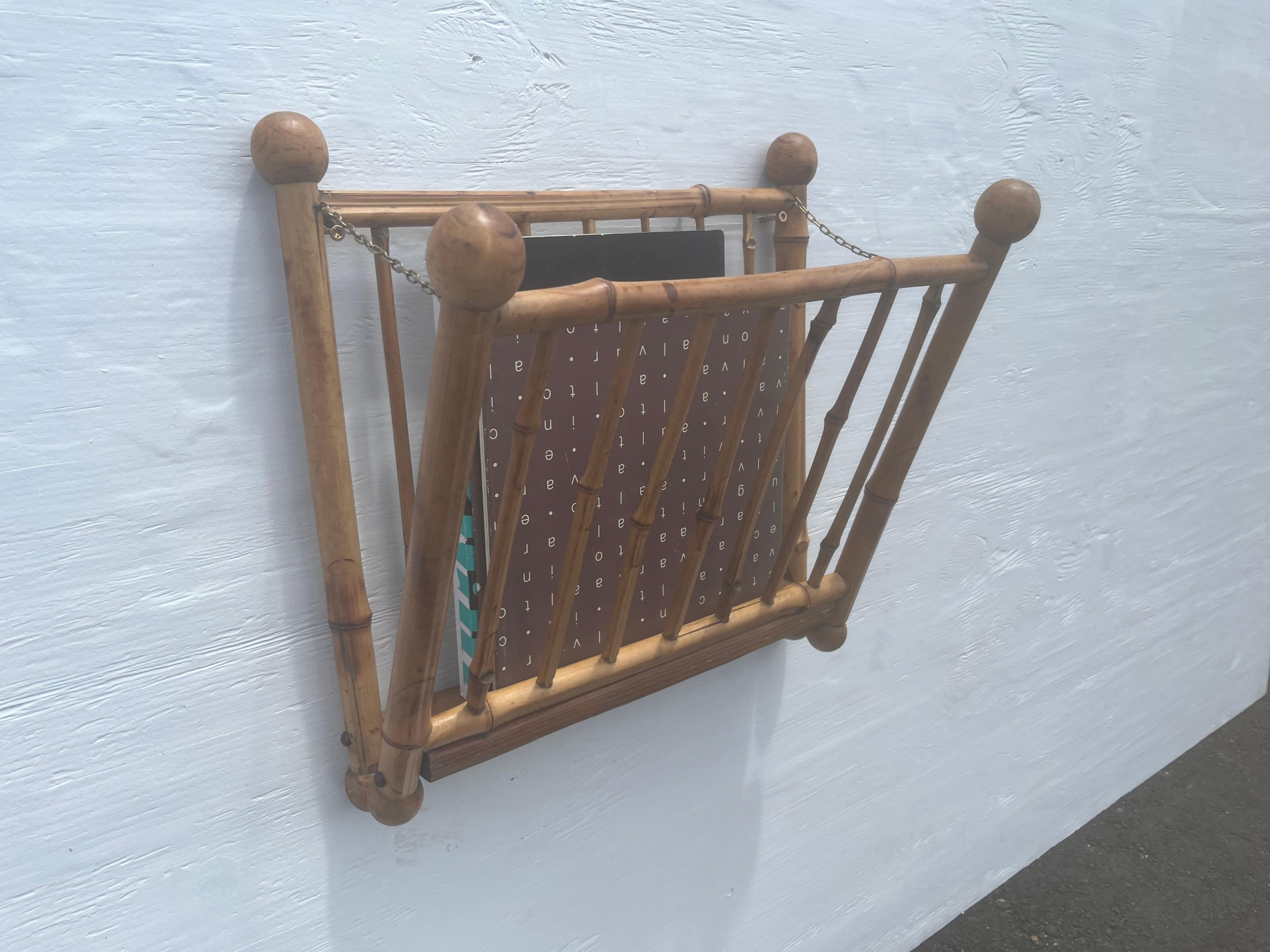 Scaffale da parete in rattan anni '50, portariviste in vendita 7