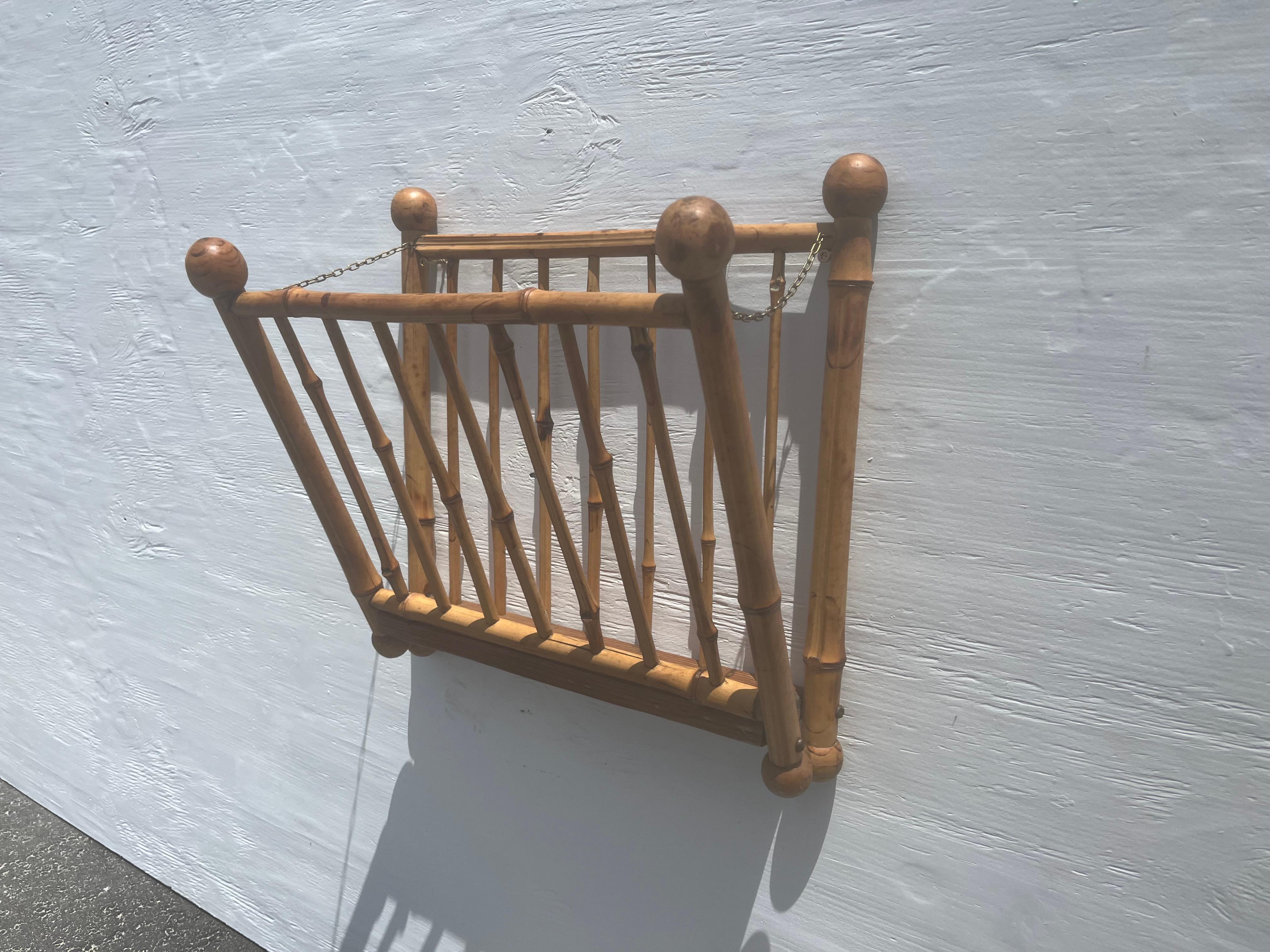 Scaffale da parete in rattan anni '50, portariviste in vendita 8