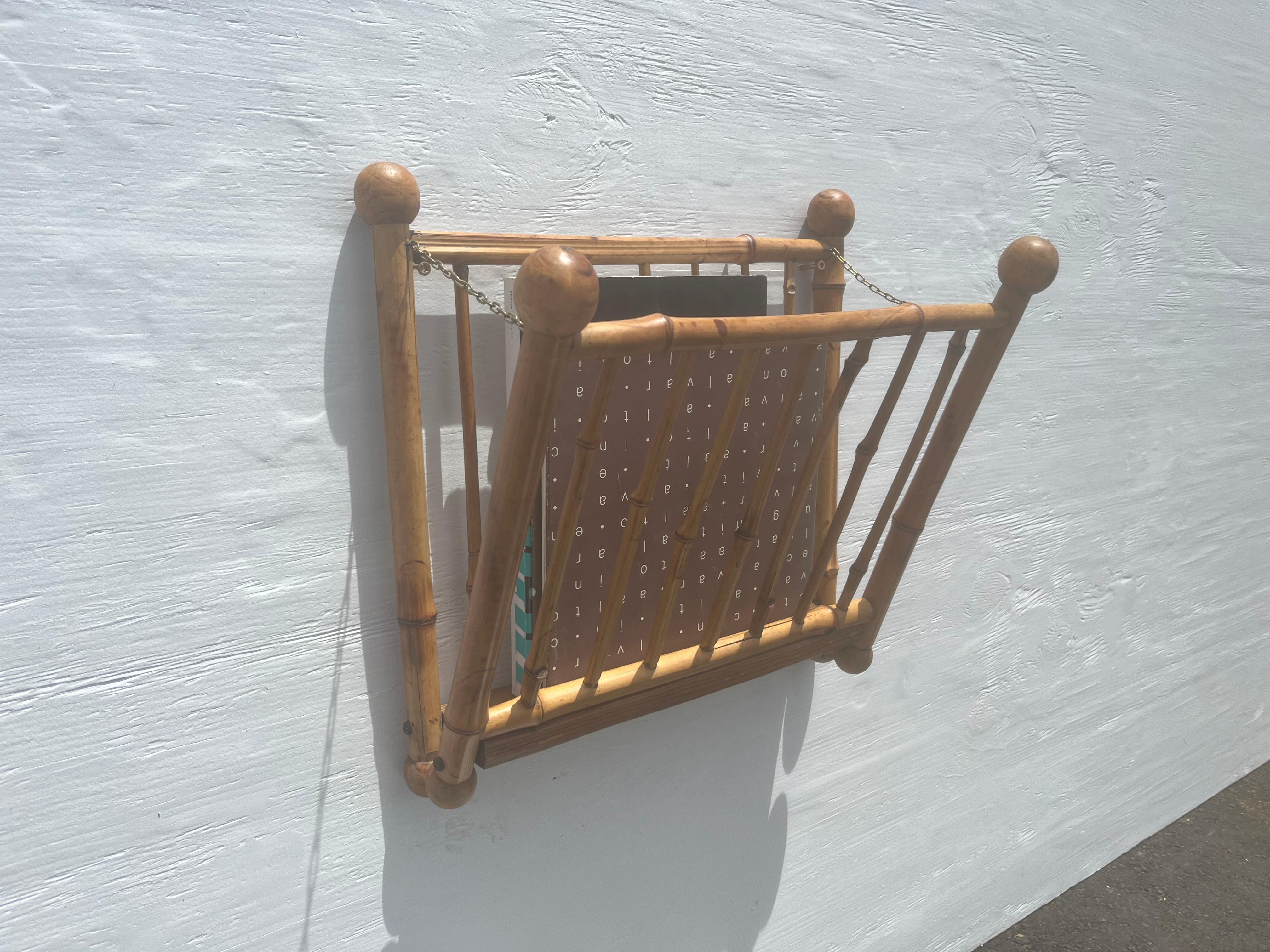 Scaffale da parete in rattan degli anni '50, ideale per libri, lettere o dischi. Si appende con due viti.