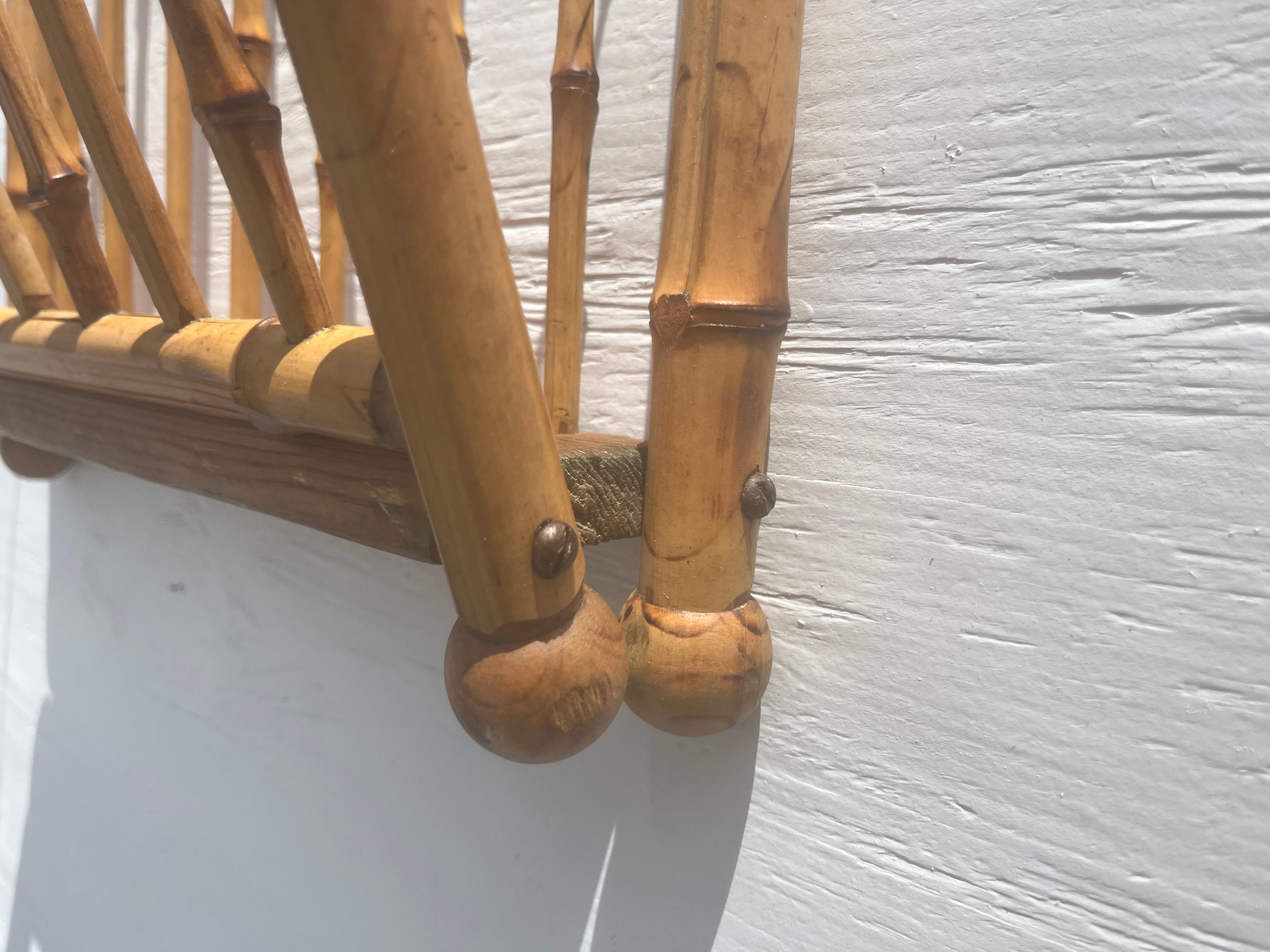 Metà XX secolo Scaffale da parete in rattan anni '50, portariviste in vendita