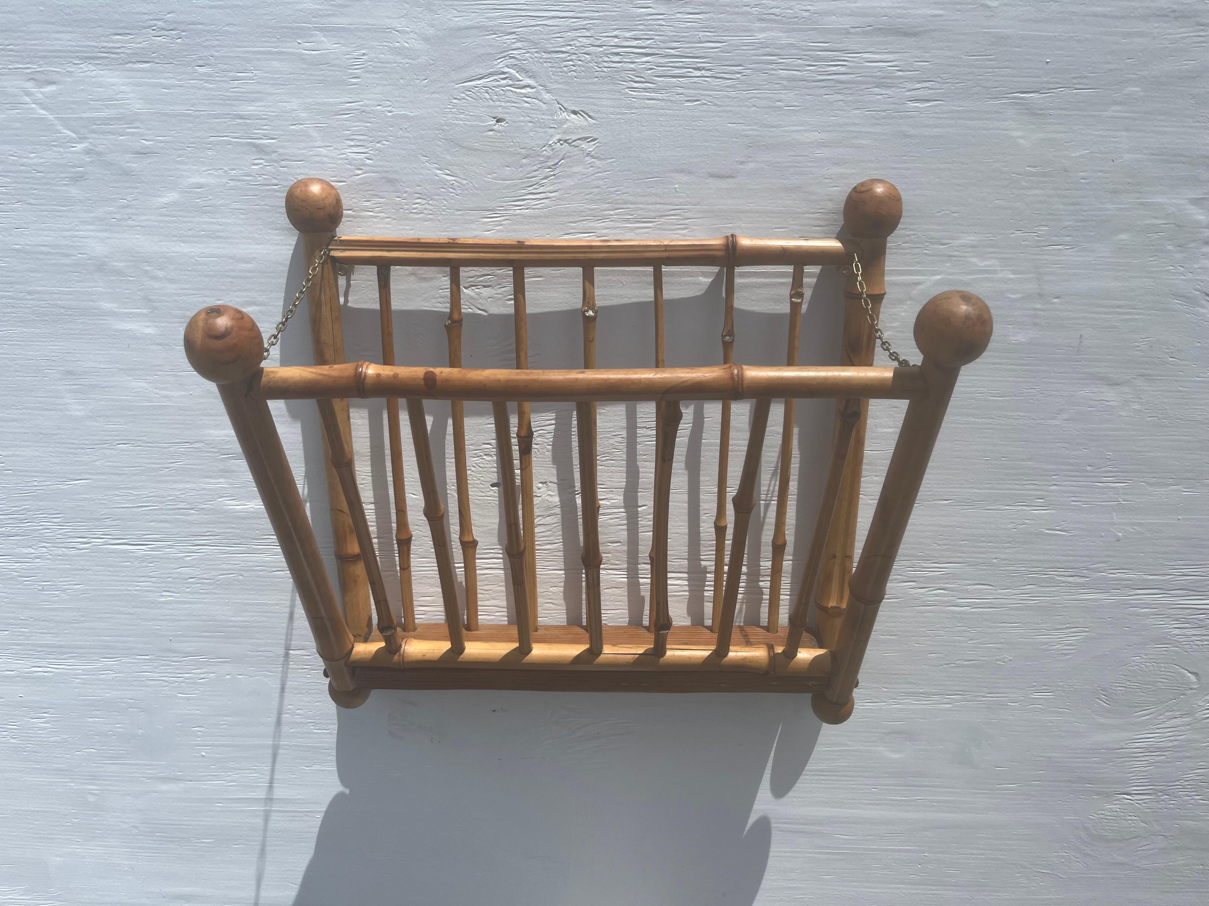 Scaffale da parete in rattan anni '50, portariviste in vendita 2