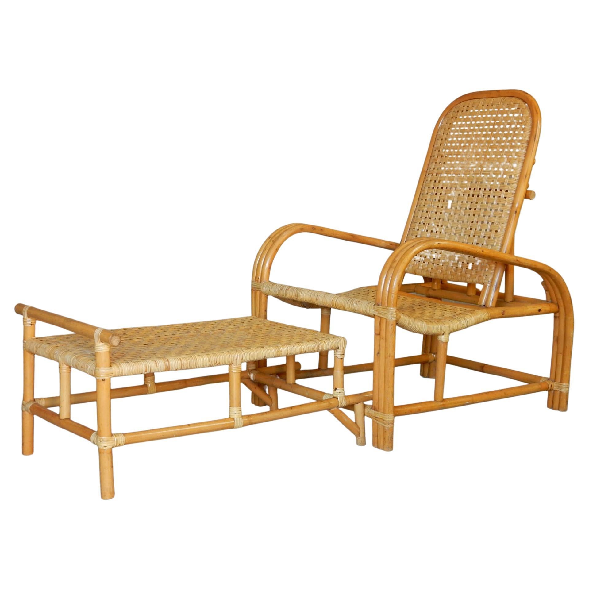 Im Stil von Paul Laszlo Design dieser schönen Vintage Rattan und geflochtene Schilfrohr Lounge-Sessel mit Ottomane.
3 gebänderte Armlehnen mit Sitzfläche, Rückenlehne und Fußstütze aus geflochtenem Schilfrohr.
Die Ottomane lässt sich an der