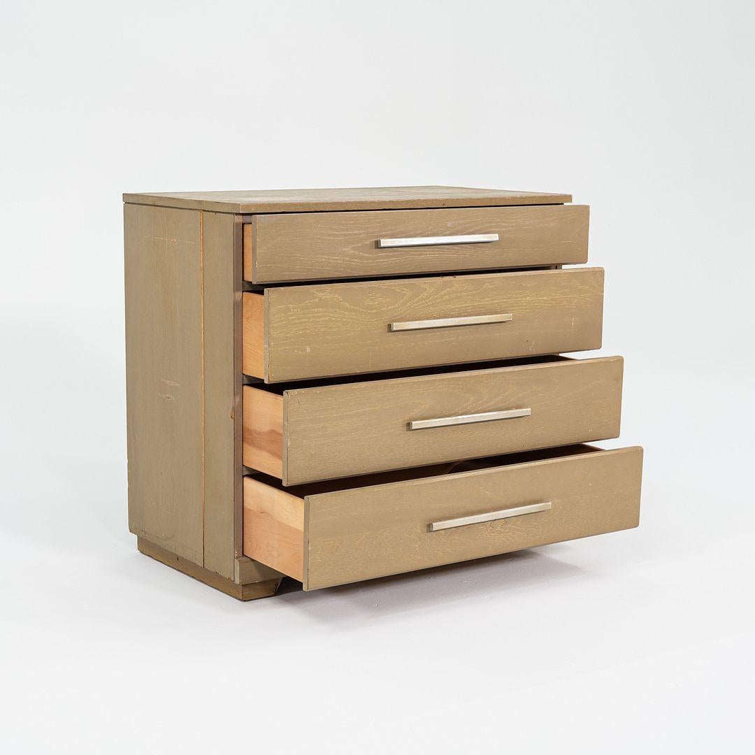 1950 Raymond Loewy per Mengel Furniture - Comò a quattro cassetti in Oak Oak in vendita 4