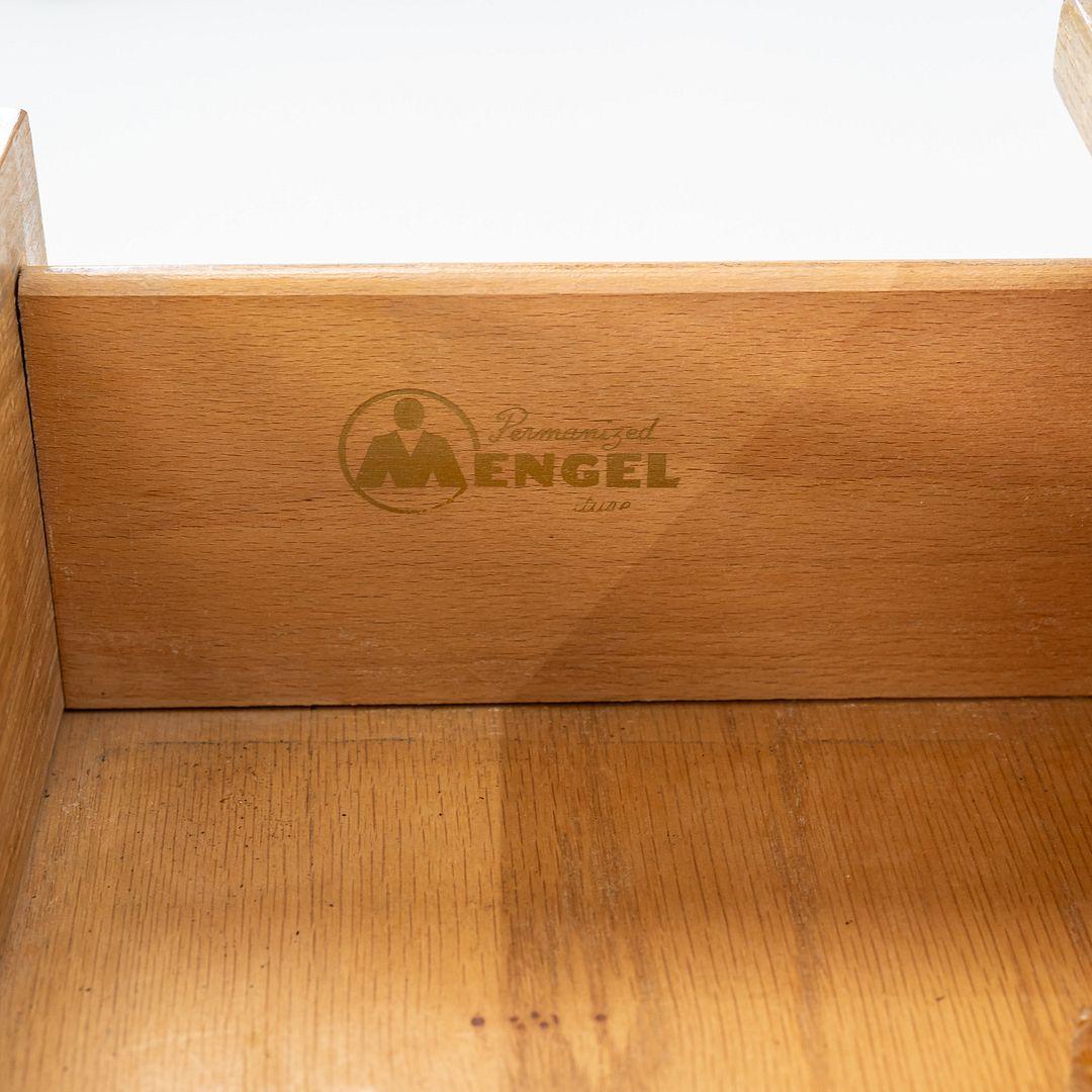 1950 Raymond Loewy per Mengel Furniture - Comò a quattro cassetti in Oak Oak in vendita 5