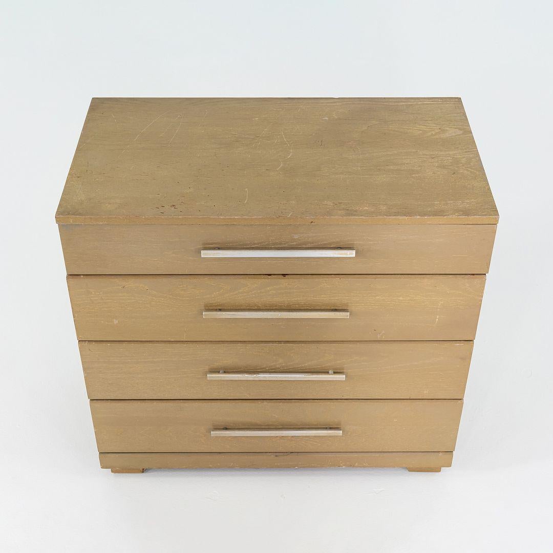 1950 Raymond Loewy per Mengel Furniture - Comò a quattro cassetti in Oak Oak In condizioni buone in vendita a Philadelphia, PA