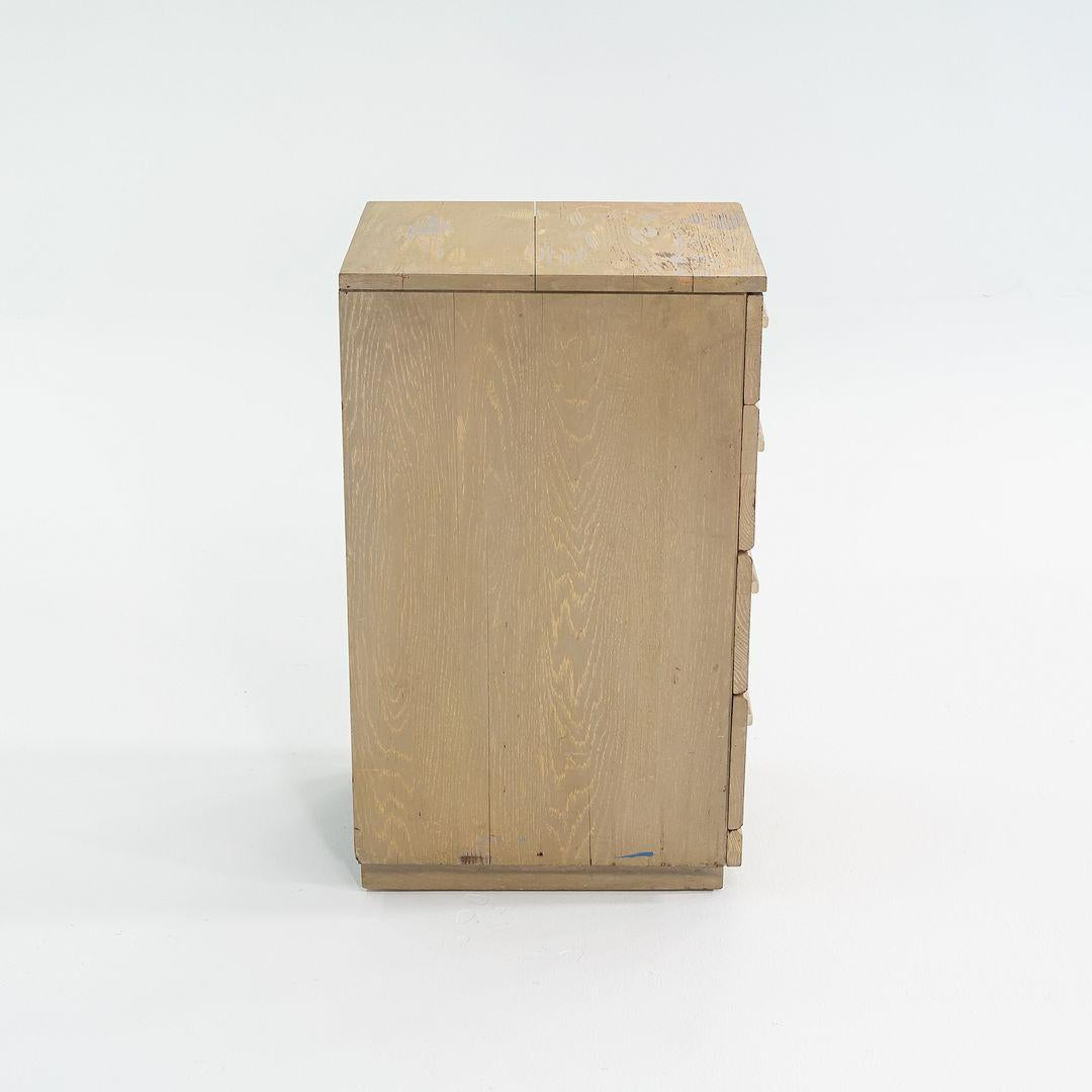 1950 Raymond Loewy per Mengel Furniture Piccolo comò a quattro cassetti in Oak in vendita 3