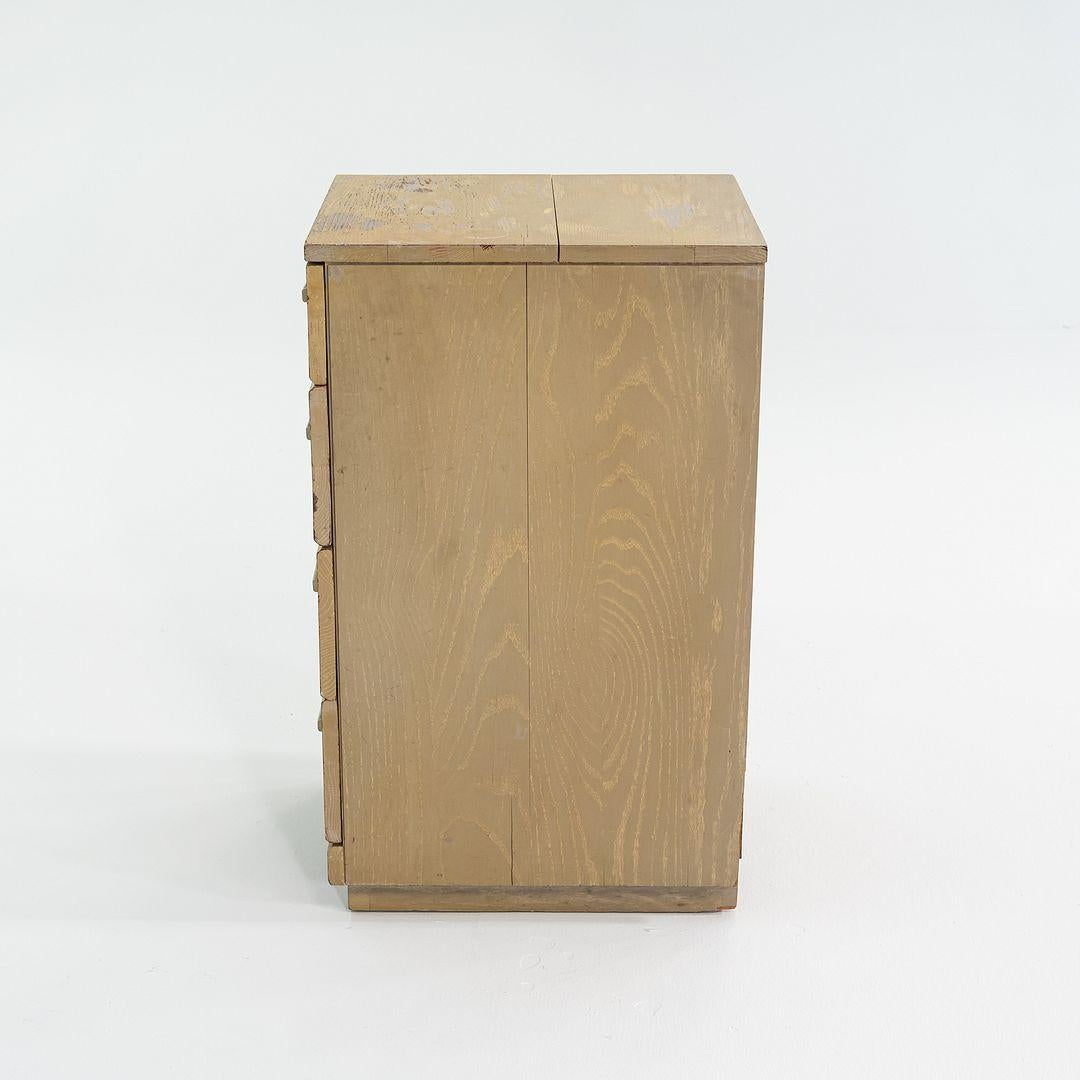 1950 Raymond Loewy per Mengel Furniture Piccolo comò a quattro cassetti in Oak in vendita 4