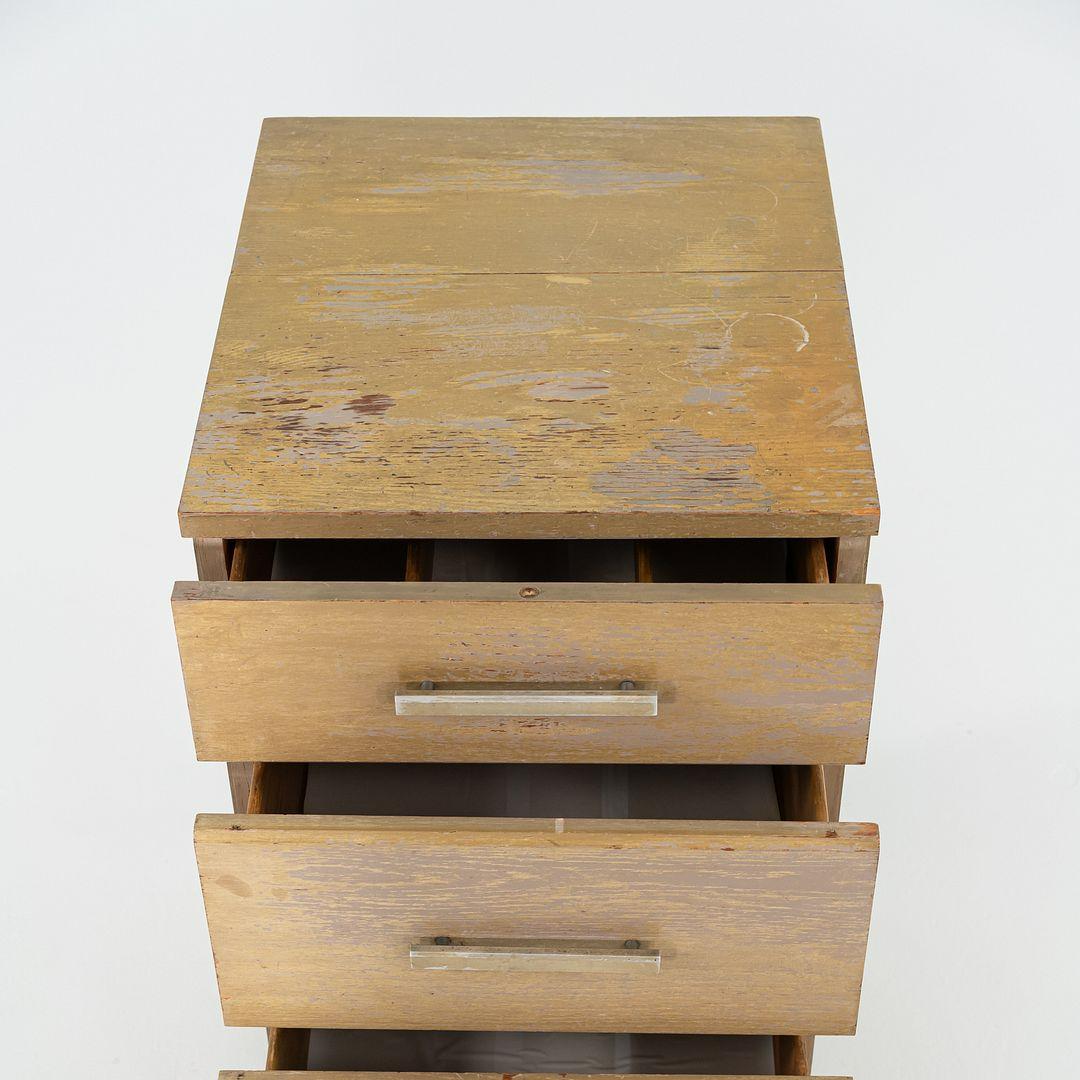 1950 Raymond Loewy per Mengel Furniture Piccolo comò a quattro cassetti in Oak in vendita 5