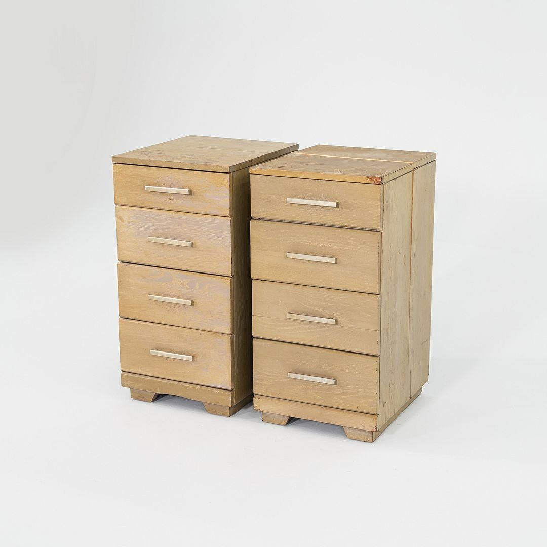 Si tratta di comò a quattro cassetti, disegnati all'inizio degli anni '50 da Raymond Loewy per la sua Collection'S per la Mengel Furniture Company. I comò sono costruiti con assi di quercia a grana grossa che sono state cerate, e i cassetti