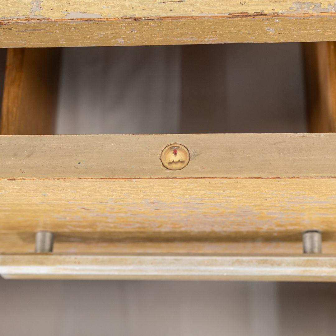 Americano 1950 Raymond Loewy per Mengel Furniture Piccolo comò a quattro cassetti in Oak in vendita