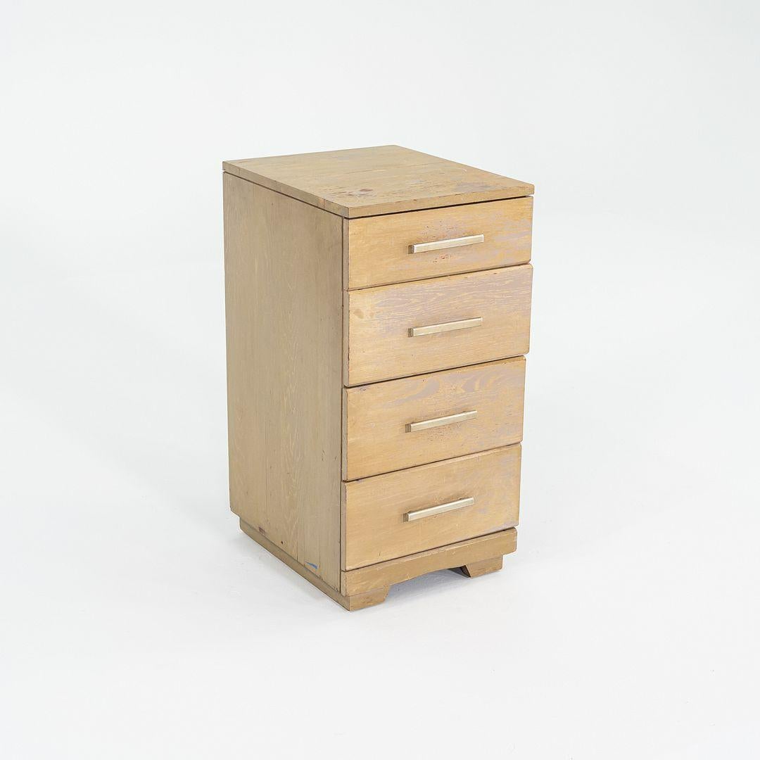 1950 Raymond Loewy per Mengel Furniture Piccolo comò a quattro cassetti in Oak In condizioni buone in vendita a Philadelphia, PA