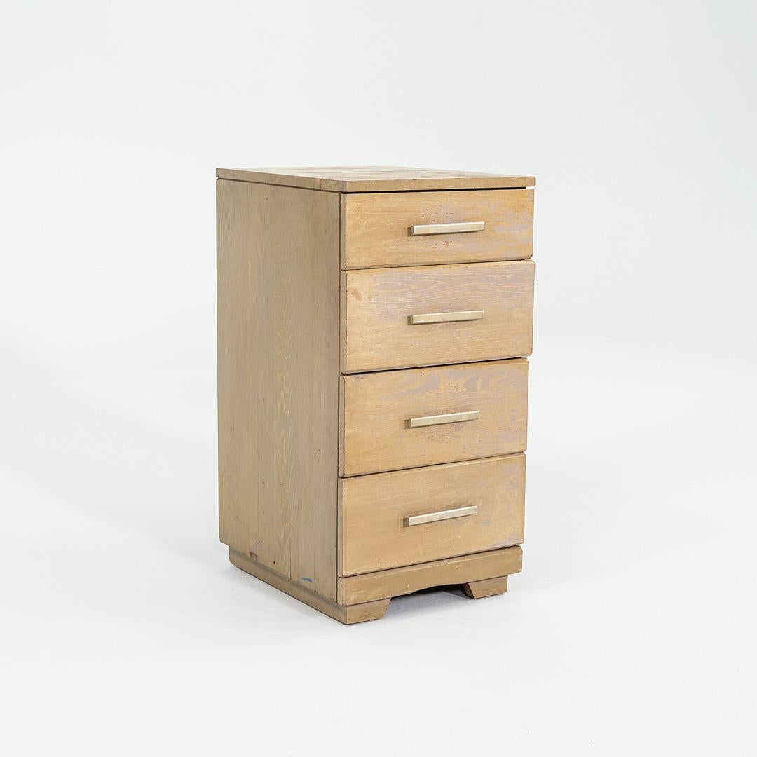 Metà XX secolo 1950 Raymond Loewy per Mengel Furniture Piccolo comò a quattro cassetti in Oak in vendita