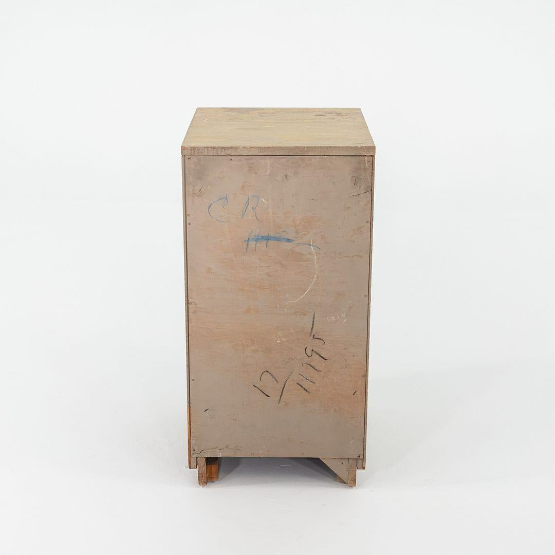 Quercia 1950 Raymond Loewy per Mengel Furniture Piccolo comò a quattro cassetti in Oak in vendita