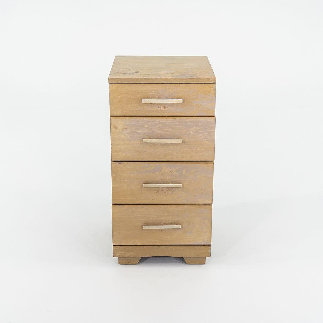1950 Raymond Loewy per Mengel Furniture Piccolo comò a quattro cassetti in Oak in vendita 1