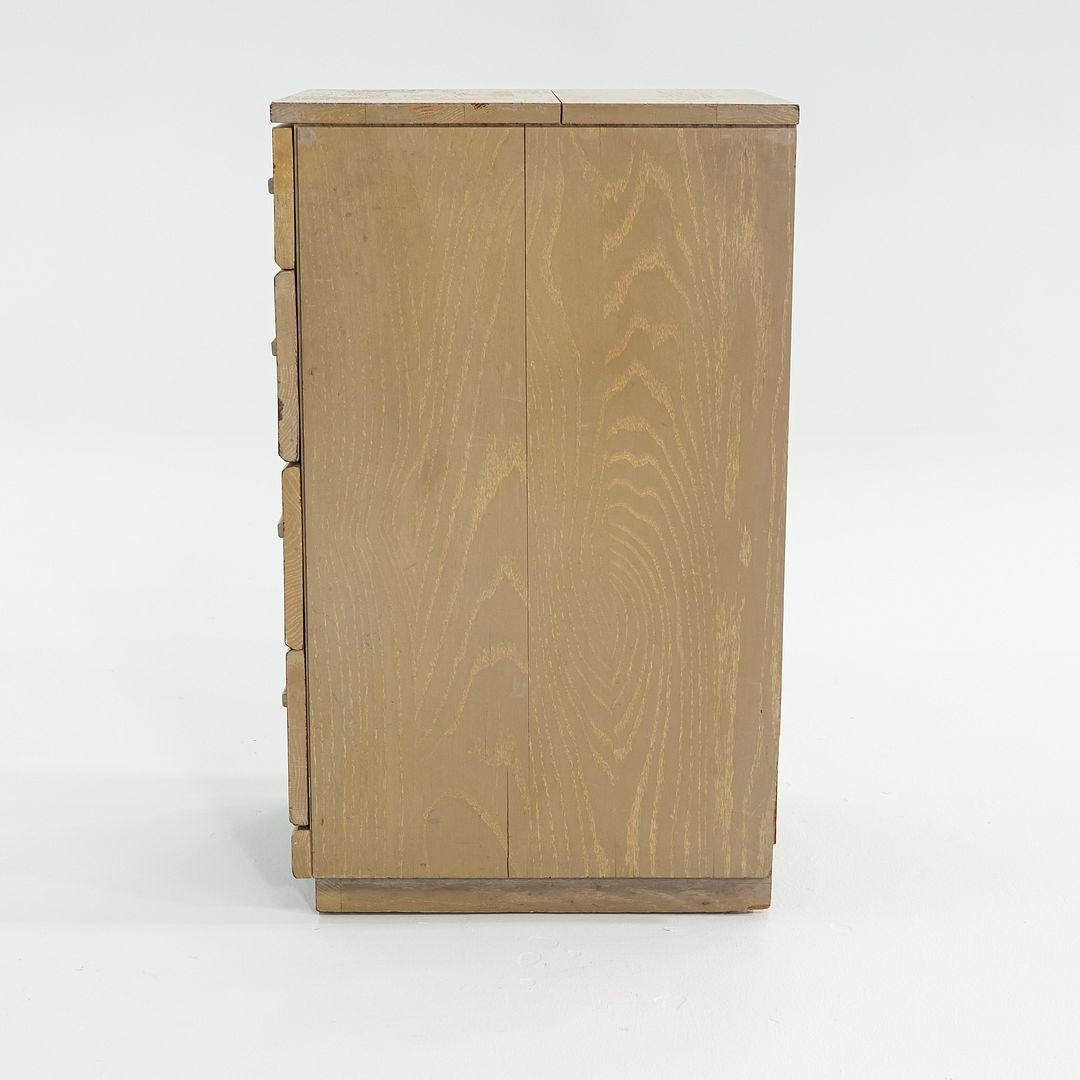 1950 Raymond Loewy per Mengel Furniture Piccolo comò a quattro cassetti in Oak in vendita 2
