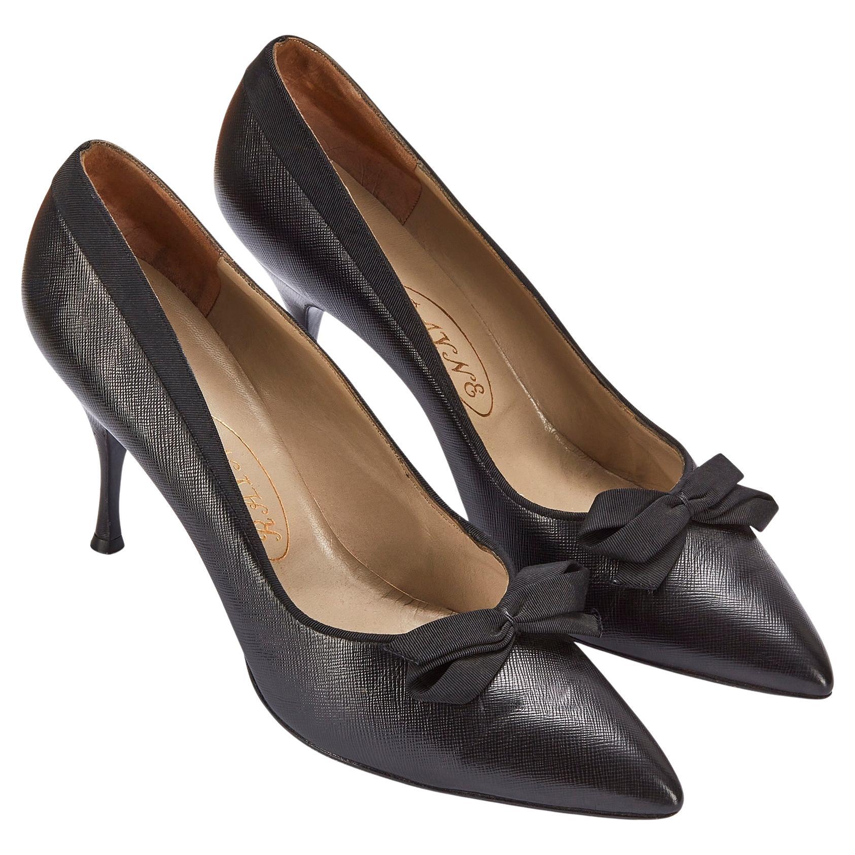 1950s Rayne Saffiano Leather with Grosgrain Bow Stilleto Shoe For Sale