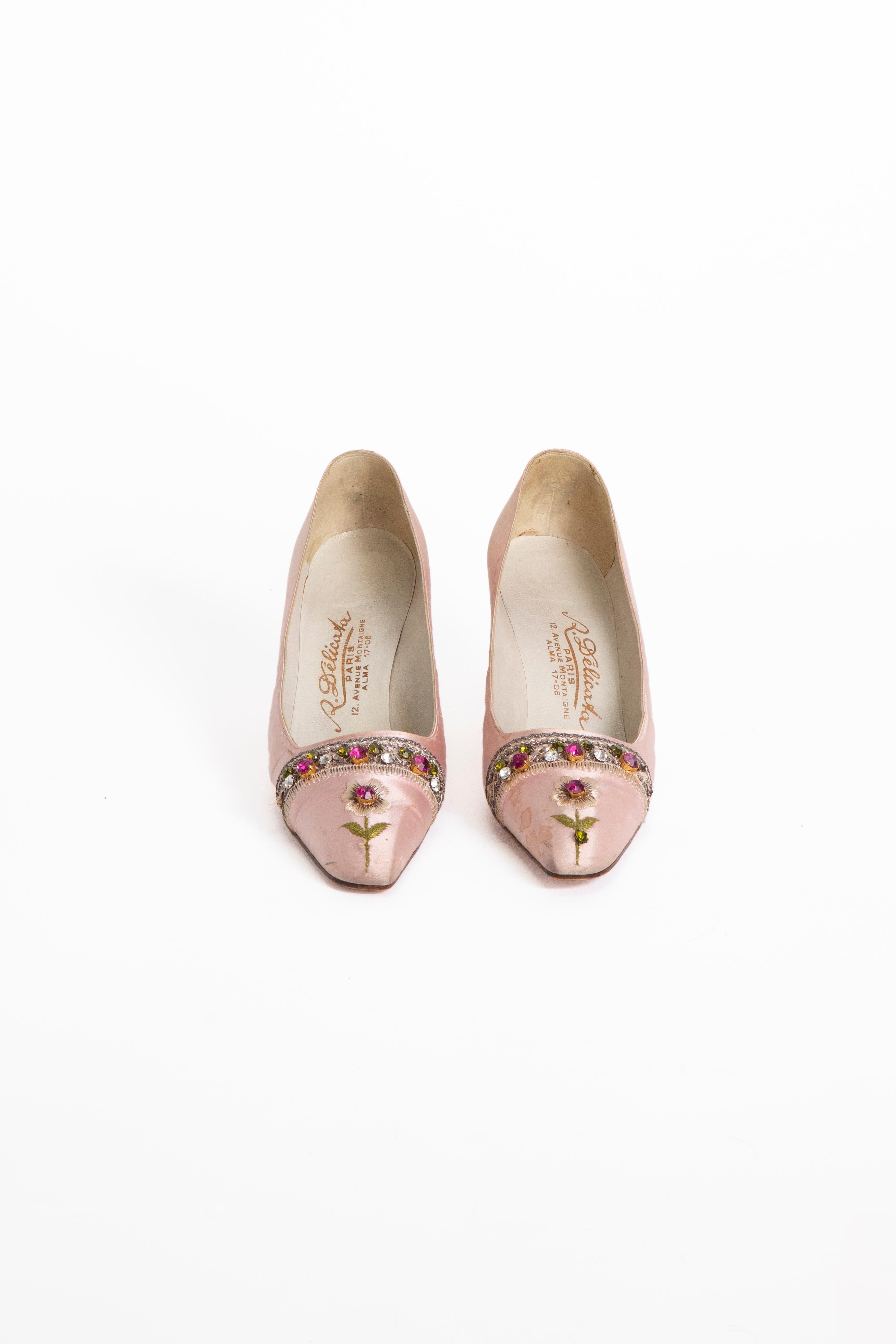1950s  R.Delicata décolleté  in pink satin encrusted with stones and embroidery.
Custom made

MEASURES:
Size USA: 8
Size IT: 38 1/2
Heels: 7 CM