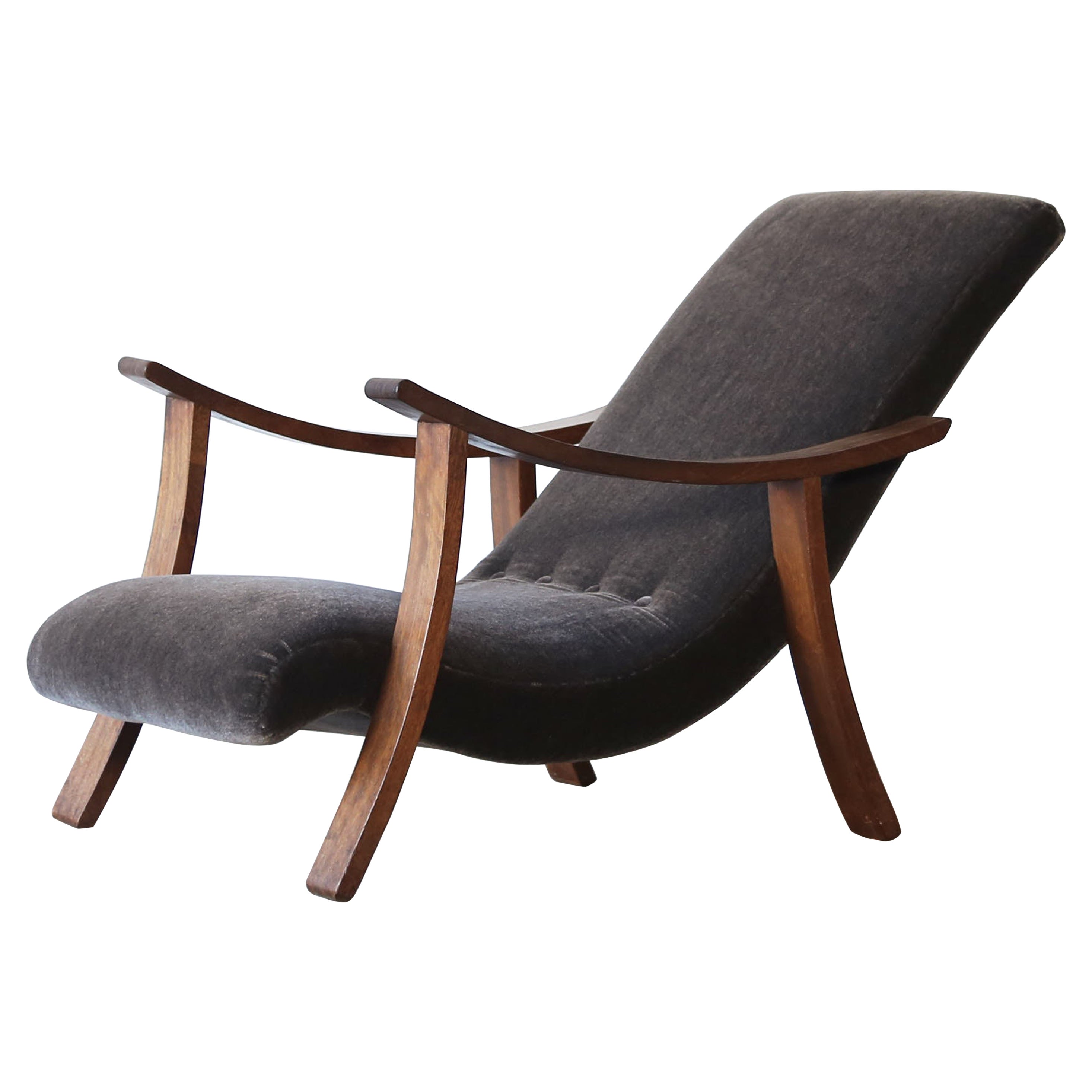 Silla reclinable de los años 50 recién tapizada en mohair puro en venta