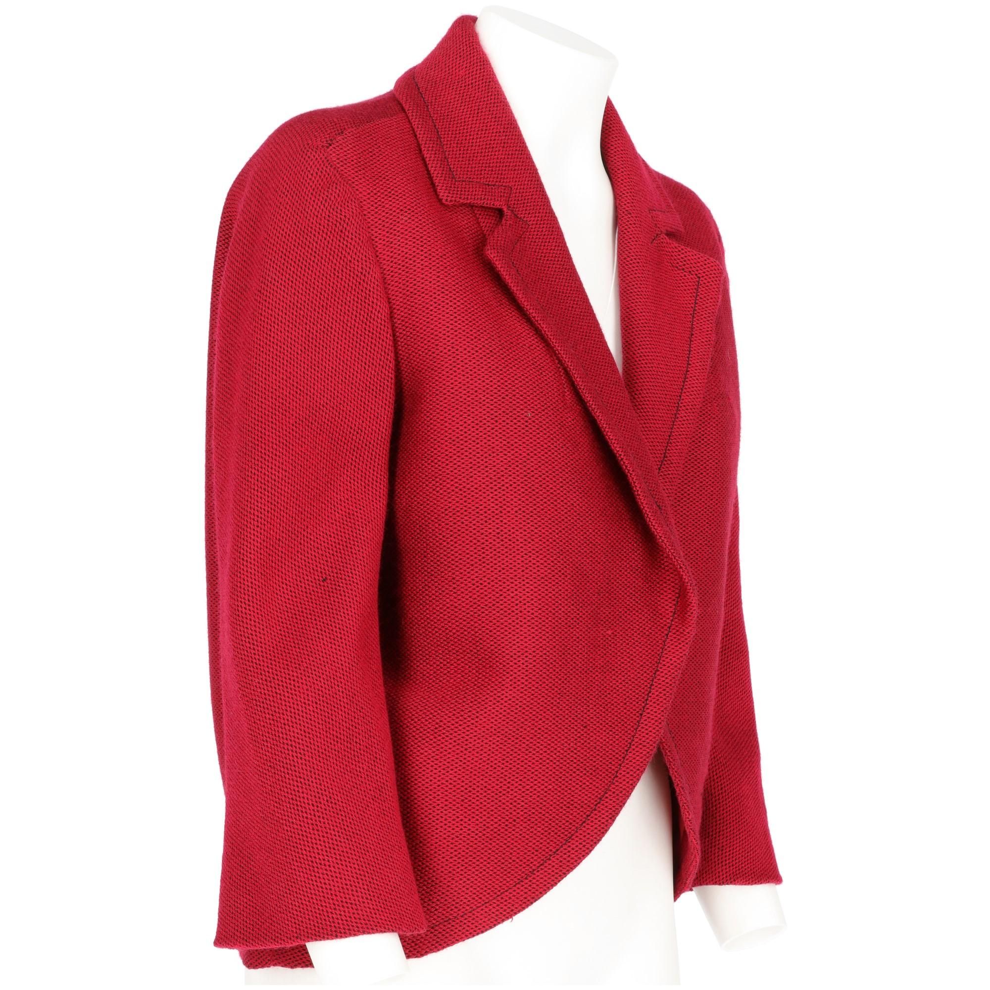 Wool woven fabric in red and black jacket, classic lapels collar, long sleeves and rounded front hem. Red lined interior.
Years: 50s

Size: 42 IT

Linear measures

Height: 58 cm
Bust: 57 cm
Shoulders: 41 cm
Sleeve: 49 cm