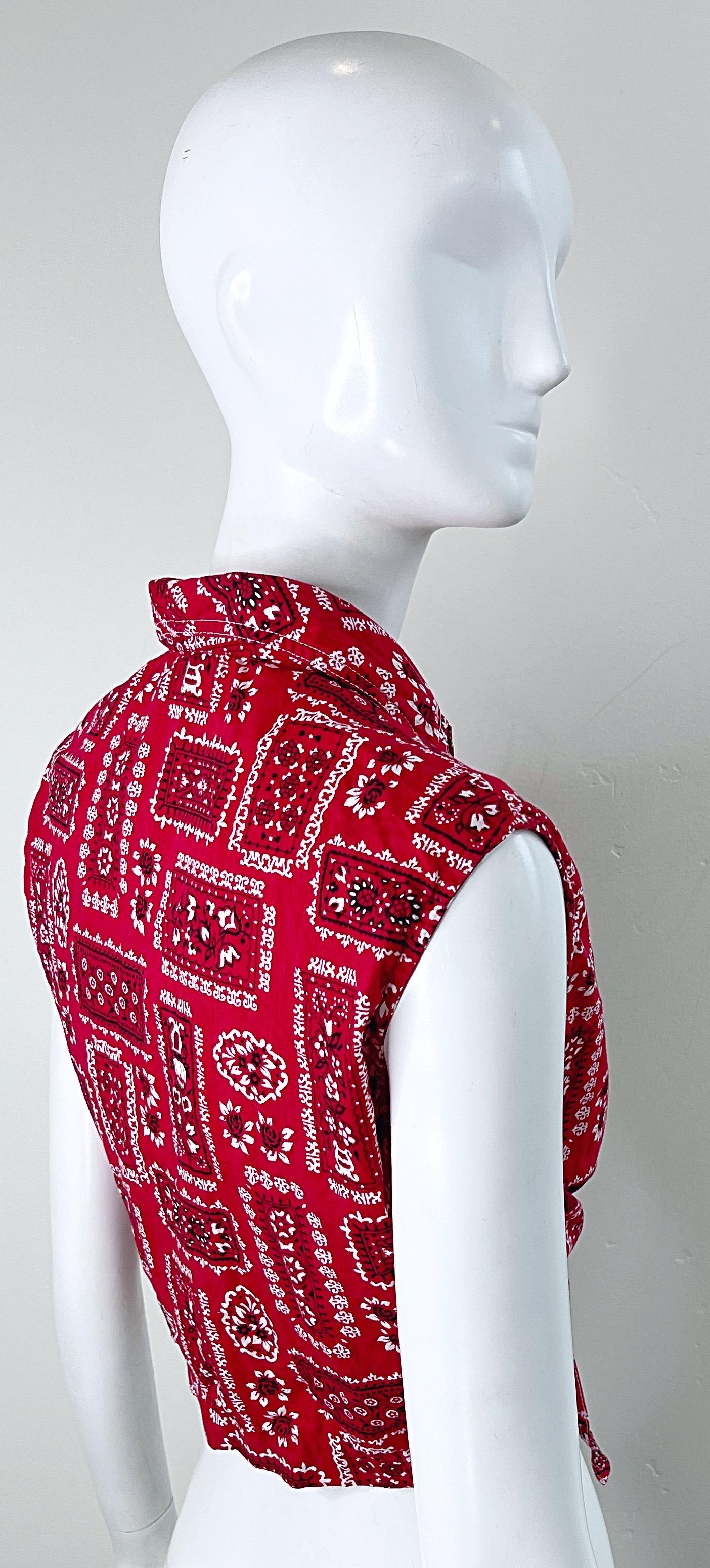 1950s Red White Bandanna Print Vintage 50s Western Cotton Crop Top senza maniche in vendita 5