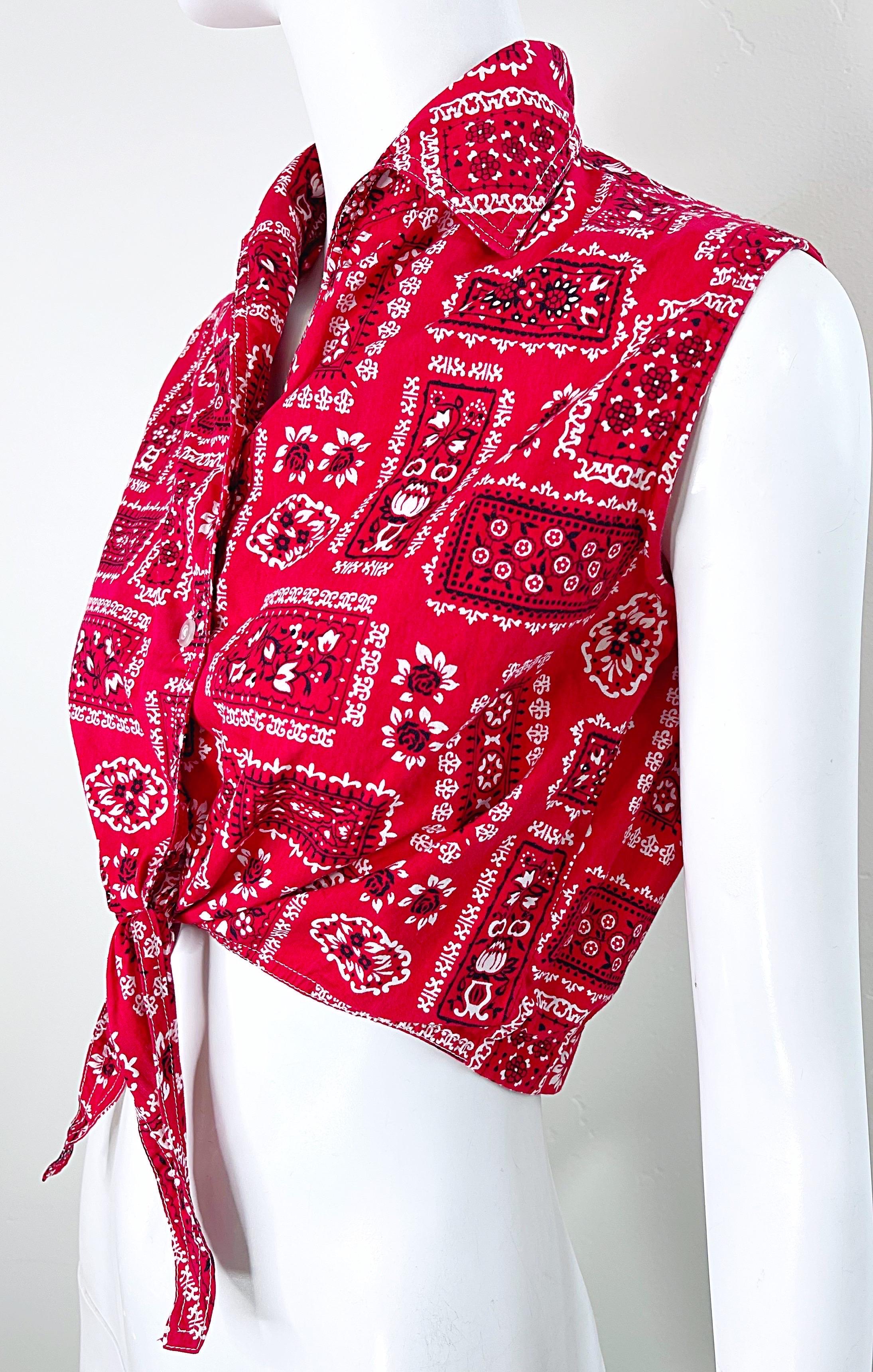 1950s Red White Bandanna Print Vintage 50s Western Cotton Crop Top senza maniche in vendita 6