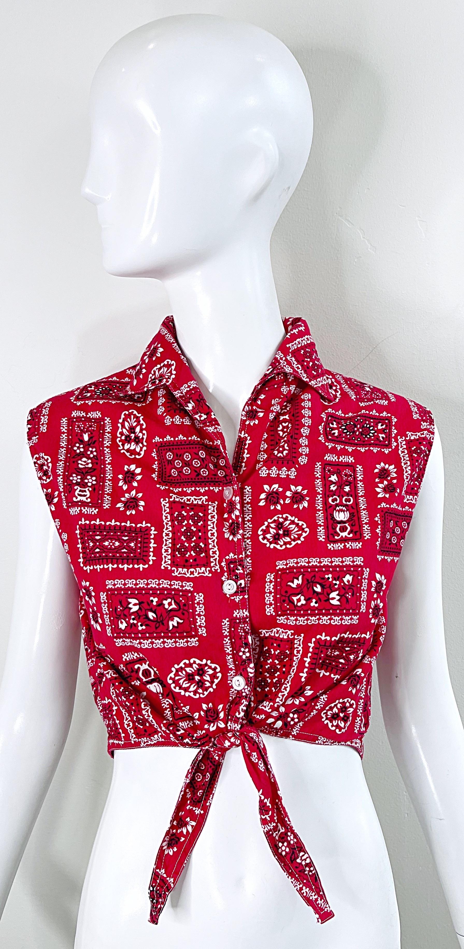 Schickes rot-weißes ärmelloses westliches Baumwoll-Crop-Top aus den 1950er Jahren! Vorne mit Knöpfen versehen und in der Mitte der Taille zu binden. Passt hervorragend zu Hosen, Röcken, Shorts oder Jeans. In gutem Zustand
Hergestellt in den