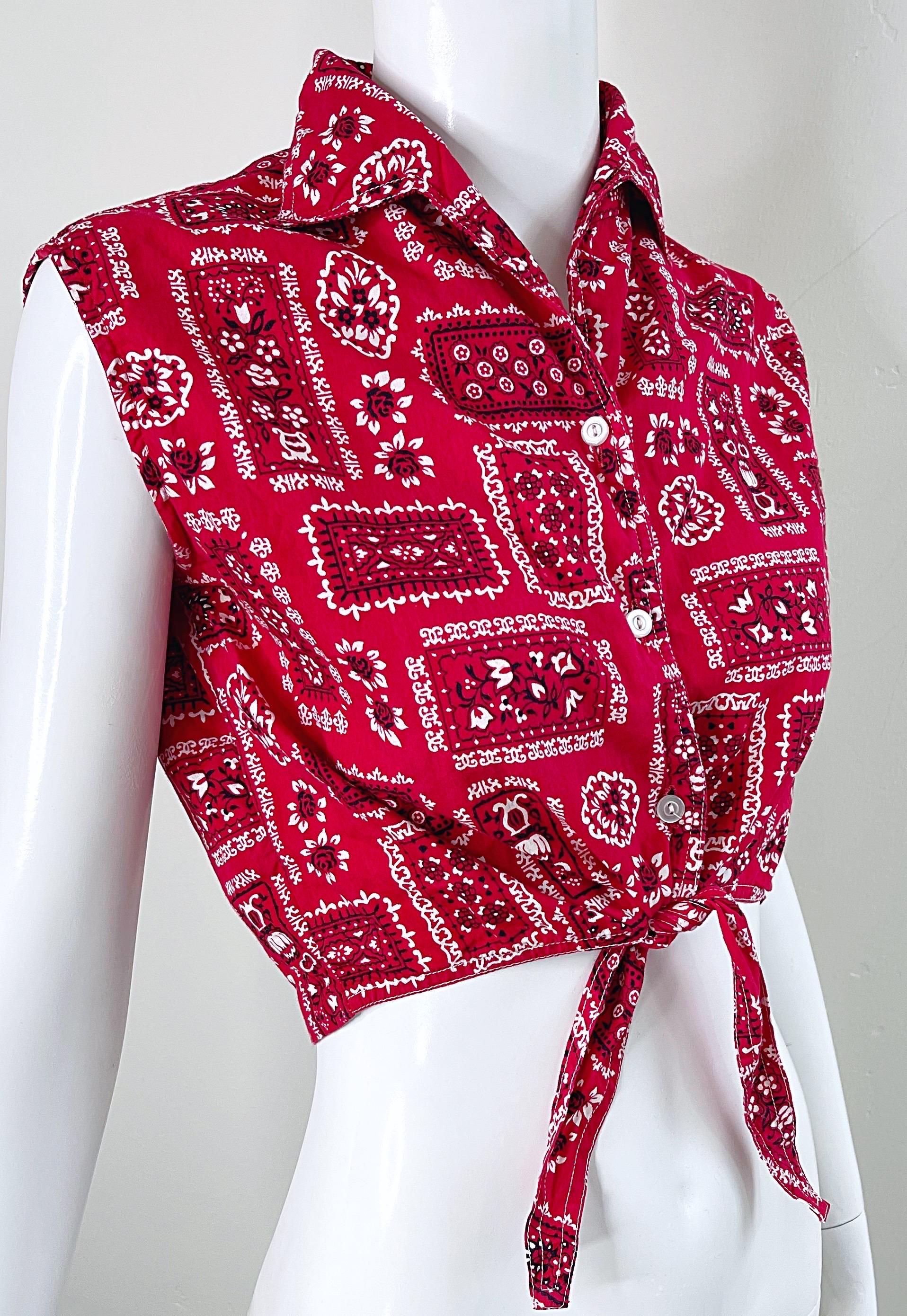 1950s Red White Bandanna Print Vintage 50s Western Cotton Crop Top senza maniche in vendita 1