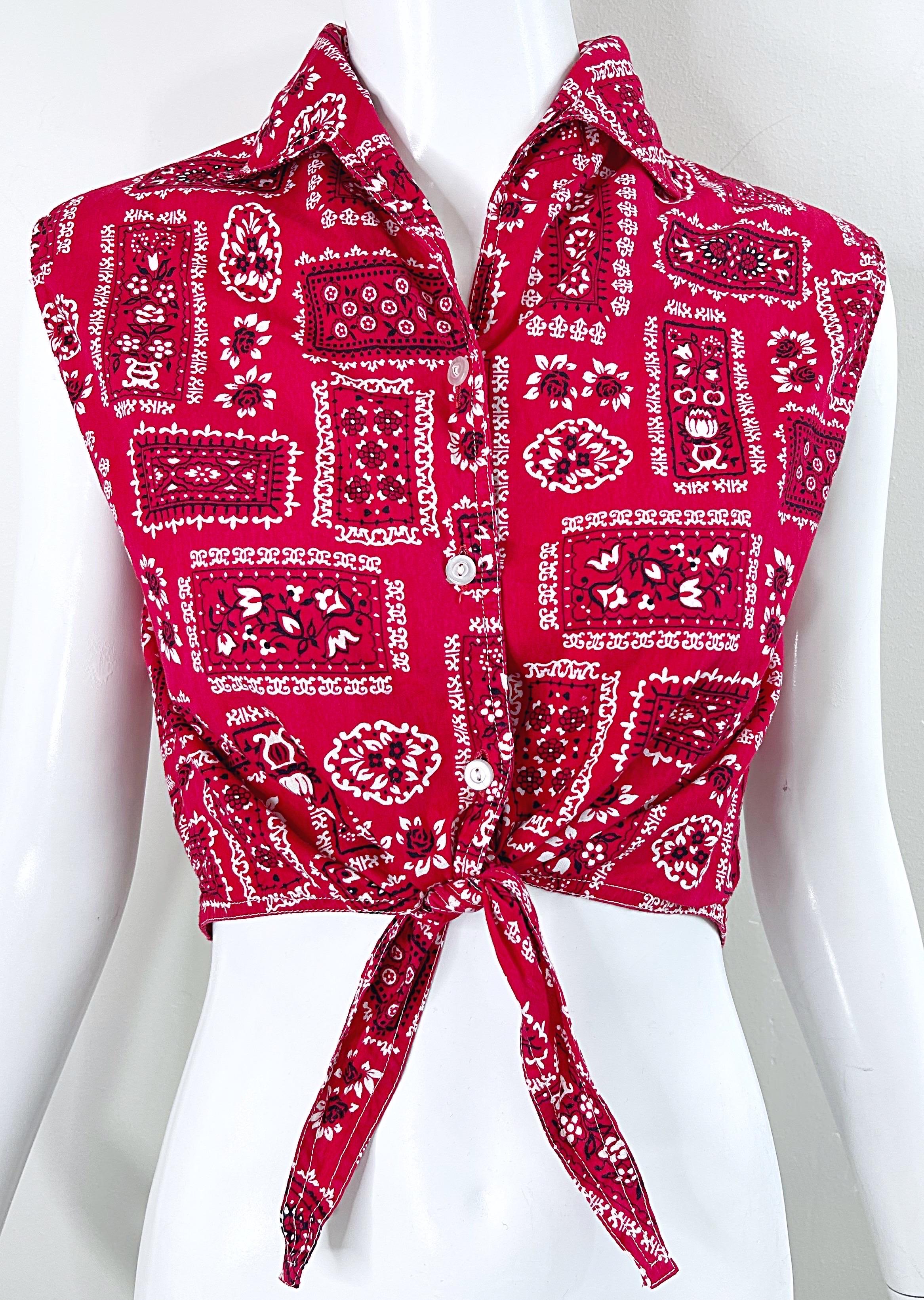 1950s Red White Bandanna Print Vintage 50s Western Cotton Crop Top senza maniche in vendita 2