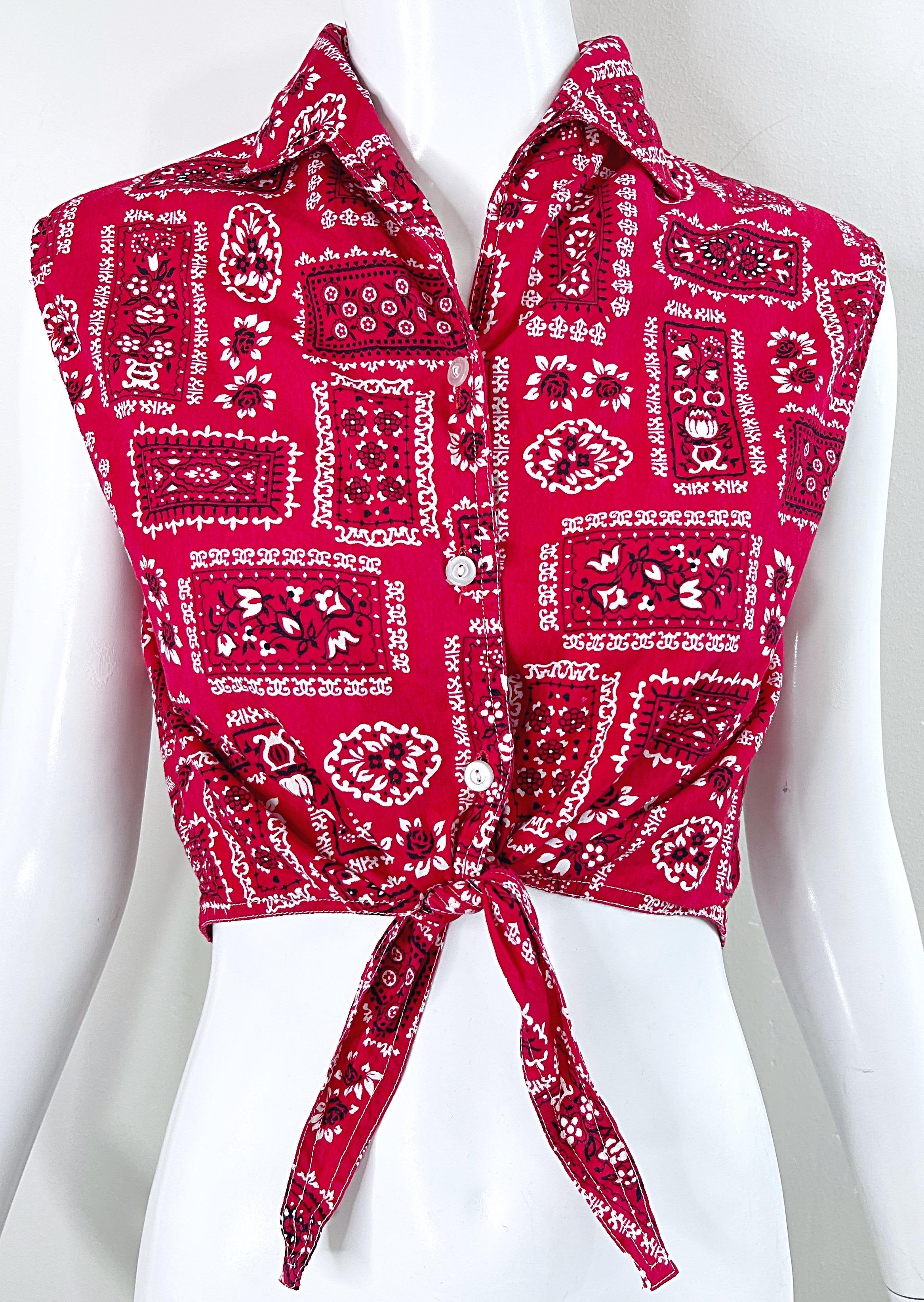 1950s Rot Weiß Bandanna Print Vintage 50s Western Baumwolle ärmellos Crop Top  im Angebot 3