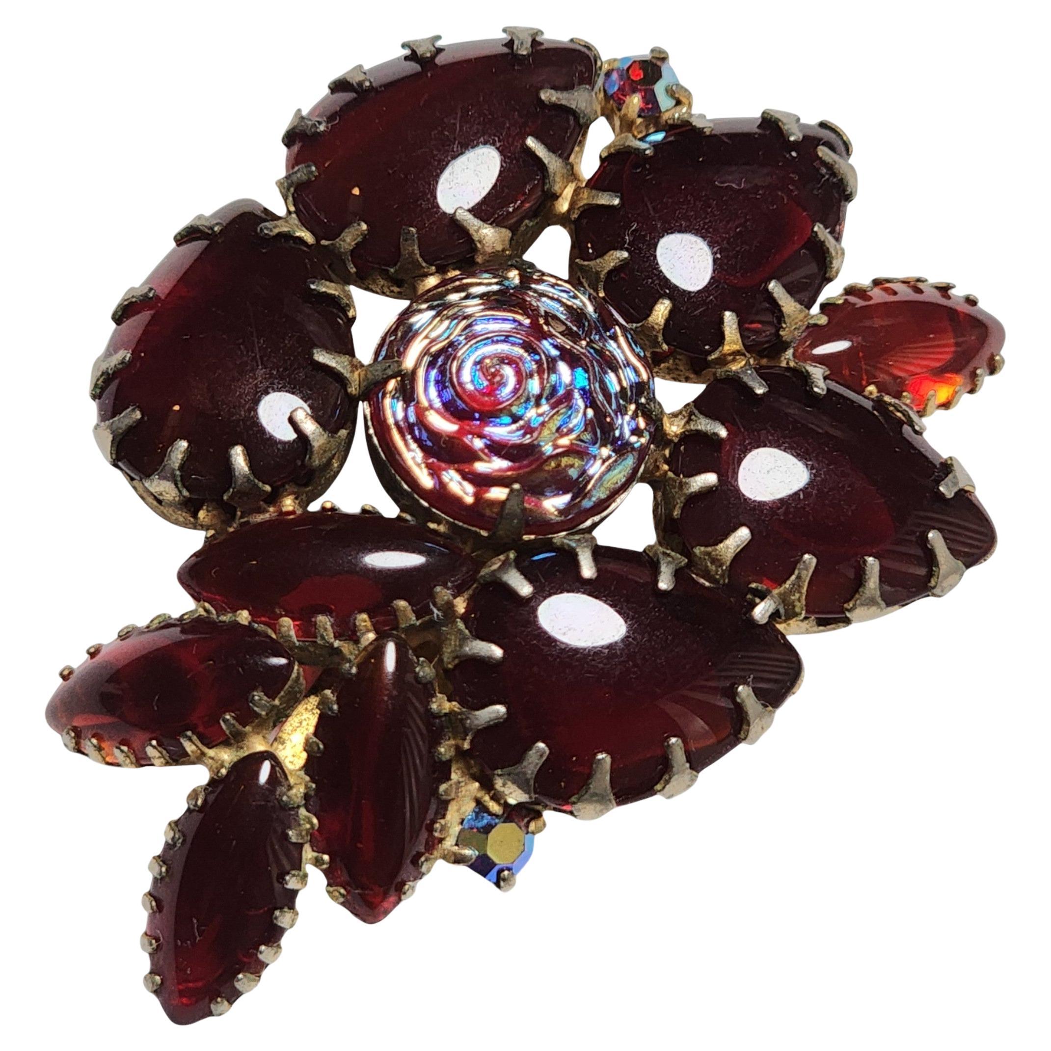 1950er Jahre Rotes Kunstglas und schillernder Wirbel Cabochon Blumenbrosche in Gold-Ton-Set