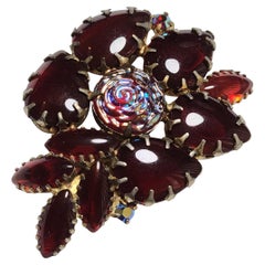1950er Jahre Rotes Kunstglas und schillernder Wirbel Cabochon Blumenbrosche in Gold-Ton-Set