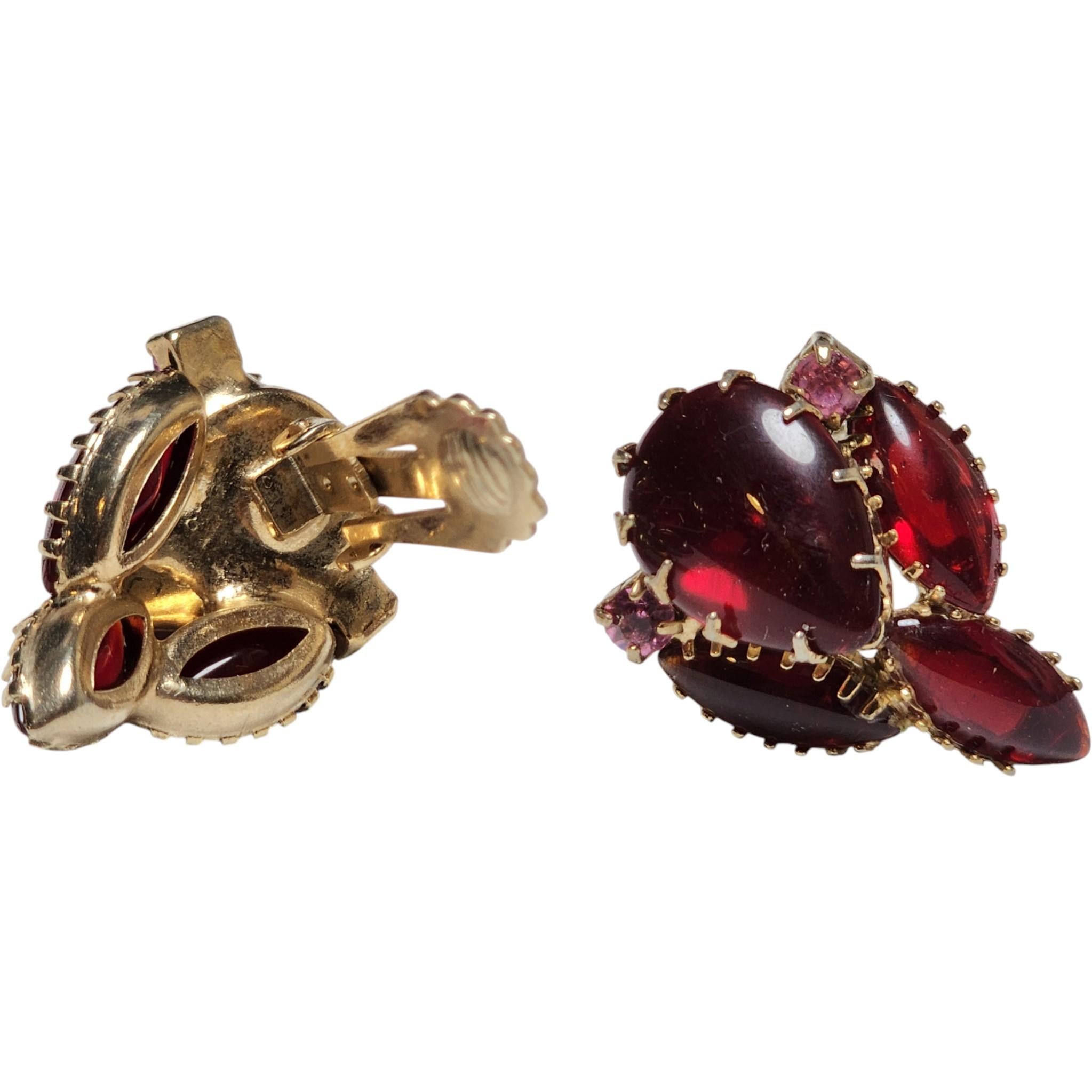 Rétro Orecchini a clip in vetro artistico rosso e strass rosa degli anni '50 in tonalità oro in vendita