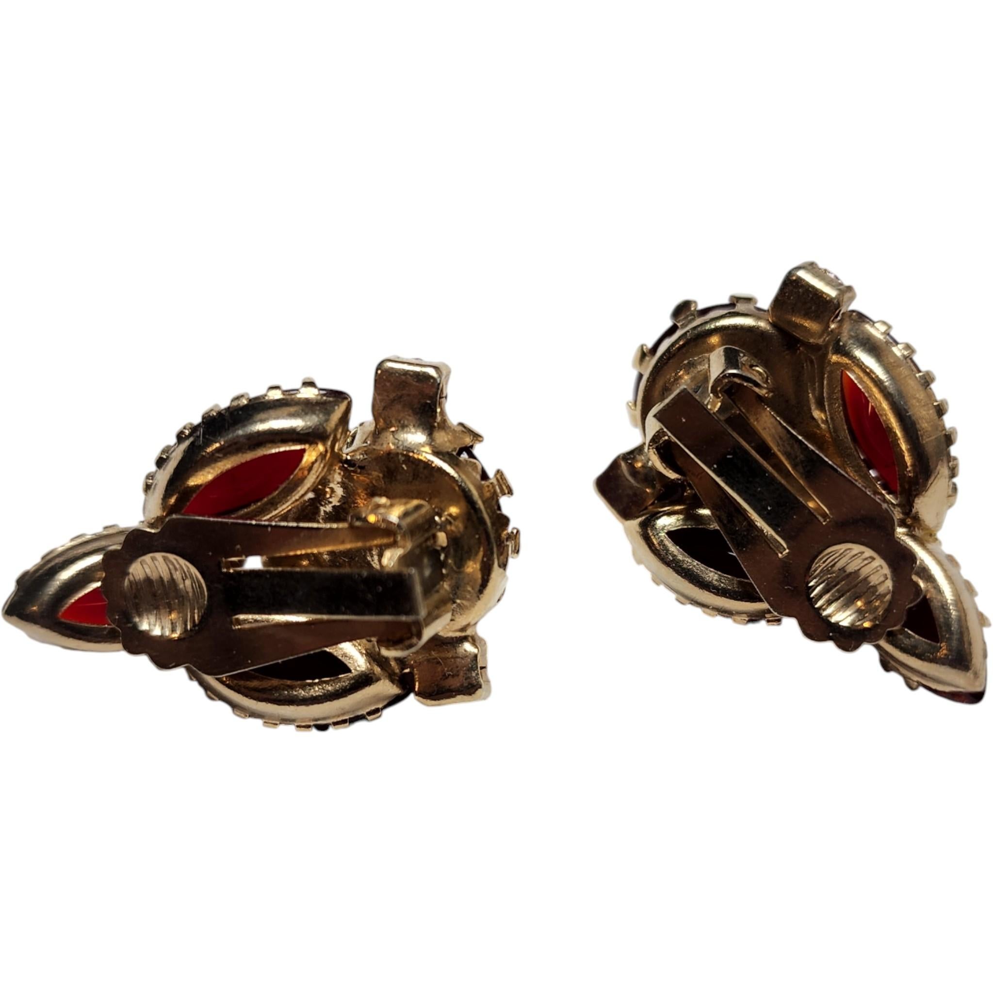 Orecchini a clip in vetro artistico rosso e strass rosa degli anni '50 in tonalità oro In condizioni buone in vendita a Milford, DE