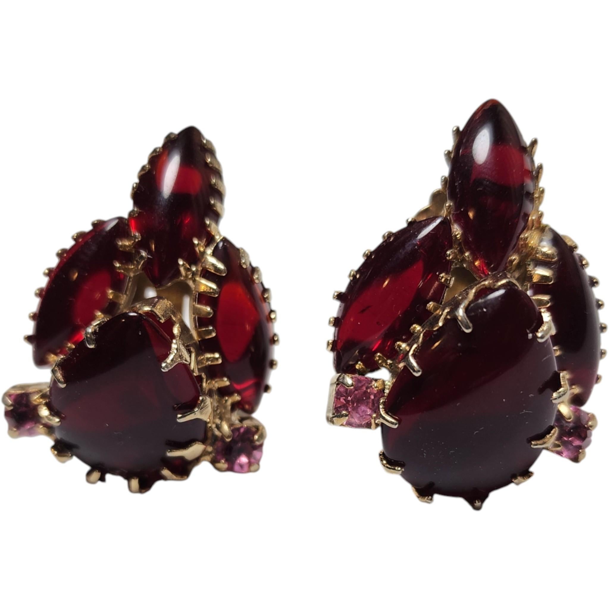 Pendientes de clip de cristal rojo de los años 50 y racimo de brillantes rosas en tono dorado
