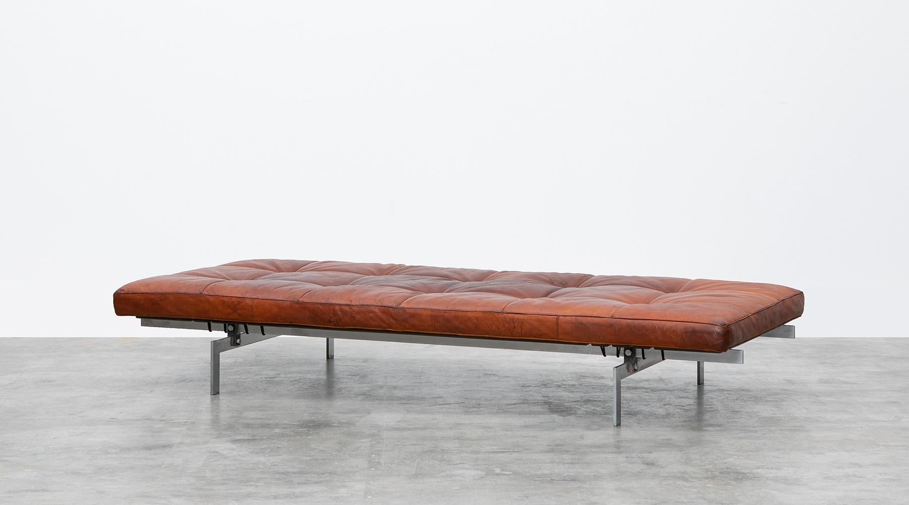 Liege von Poul Kjaerholm für E. Kold Christensen, Leder und Stahlgestell, Dänemark, 1957.

Klassisches Daybed, entworfen von Poul Kjaerholm. Das rot glänzende, braune, dicke, getuftete Lederkissen hat Patina angesetzt und passt perfekt auf das