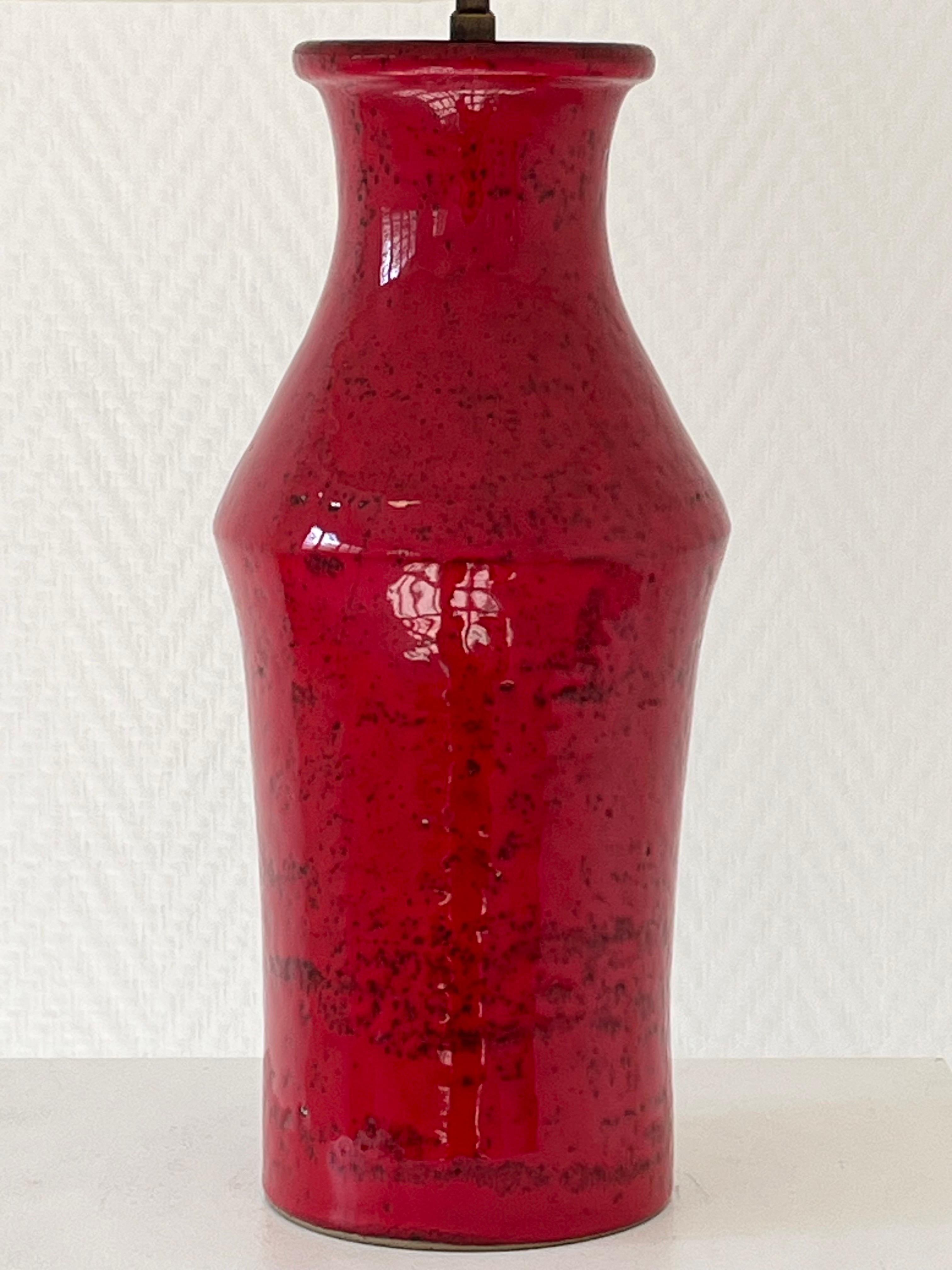 Bellissima lampada da tavolo in ceramica smaltata rossa, Francia, 1950 circa