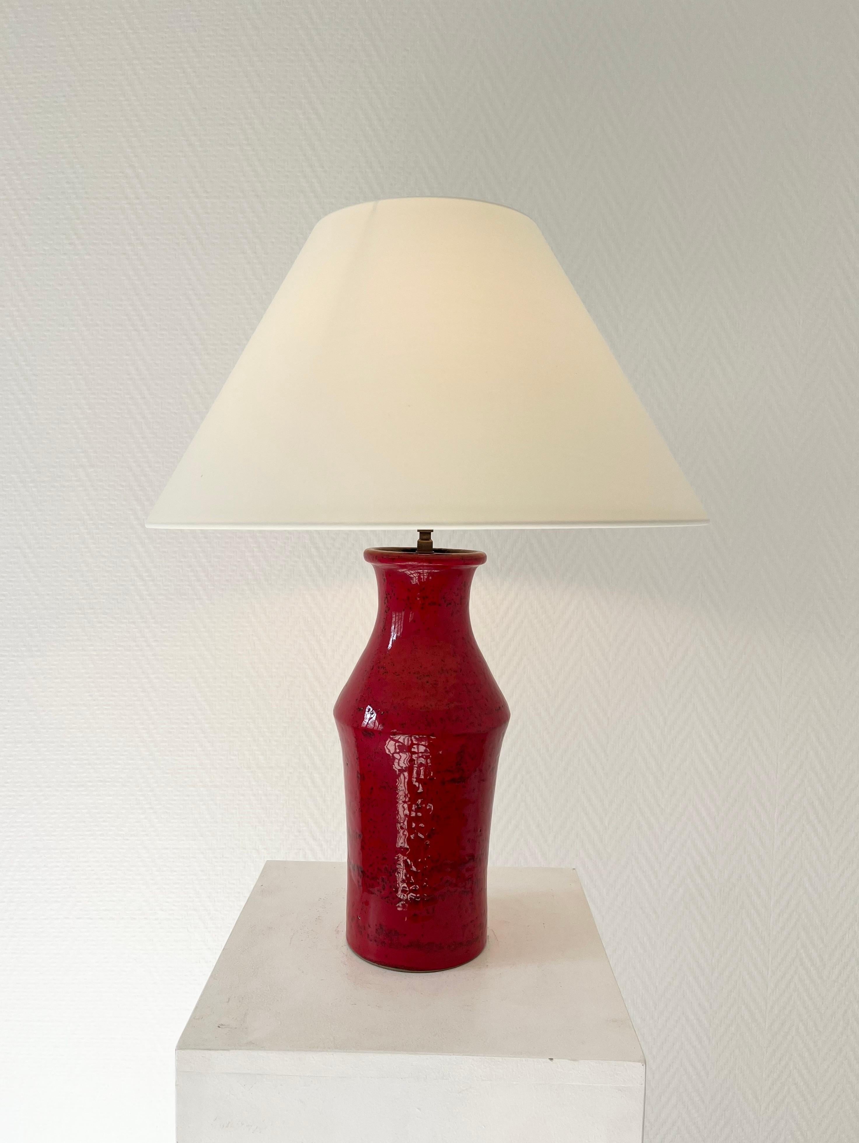 Lampada da tavolo in ceramica rossa degli anni '50 In condizioni buone in vendita a SAINT-OUEN-SUR-SEINE, FR