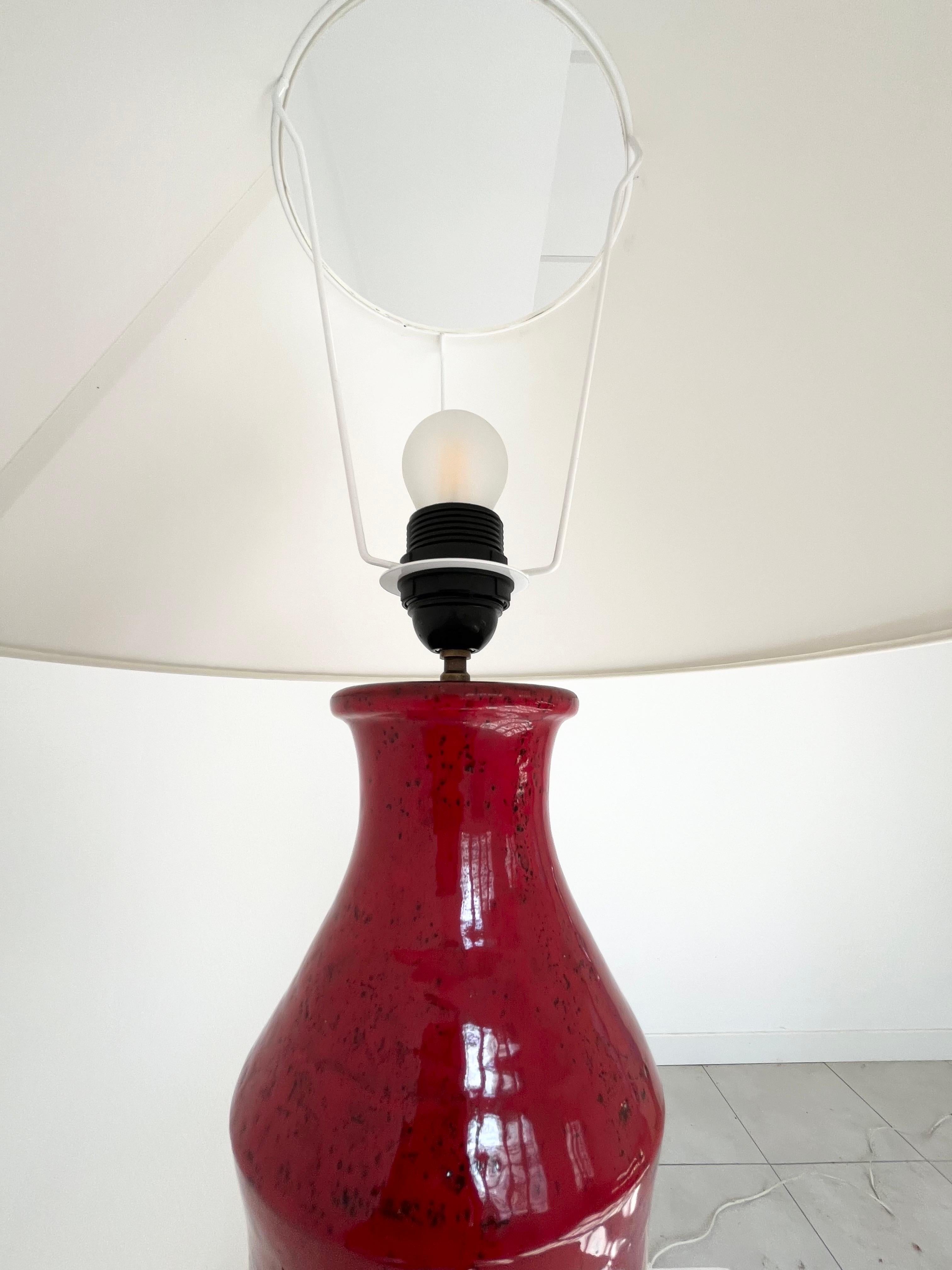 XX secolo Lampada da tavolo in ceramica rossa degli anni '50 in vendita