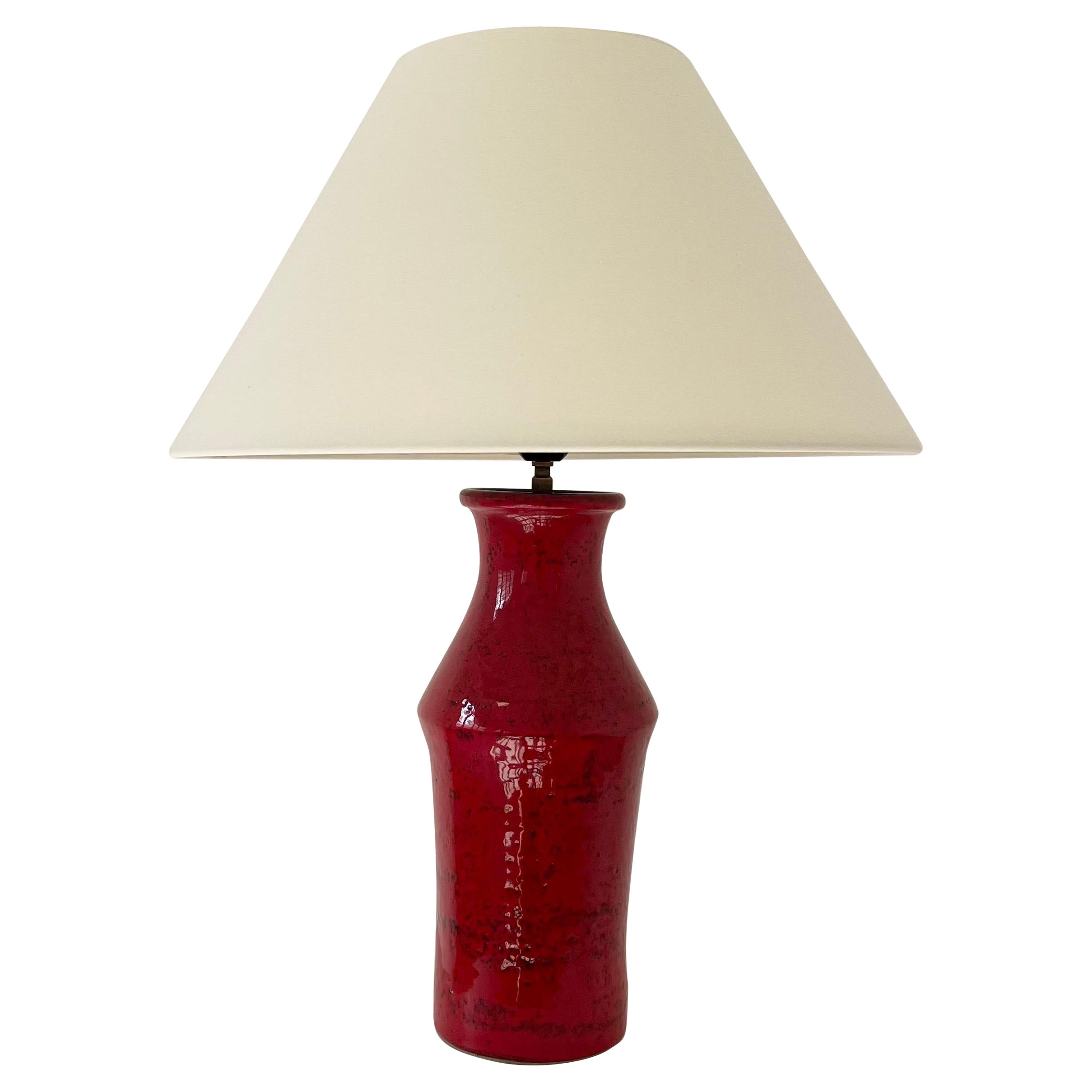 Lampada da tavolo in ceramica rossa degli anni '50 in vendita