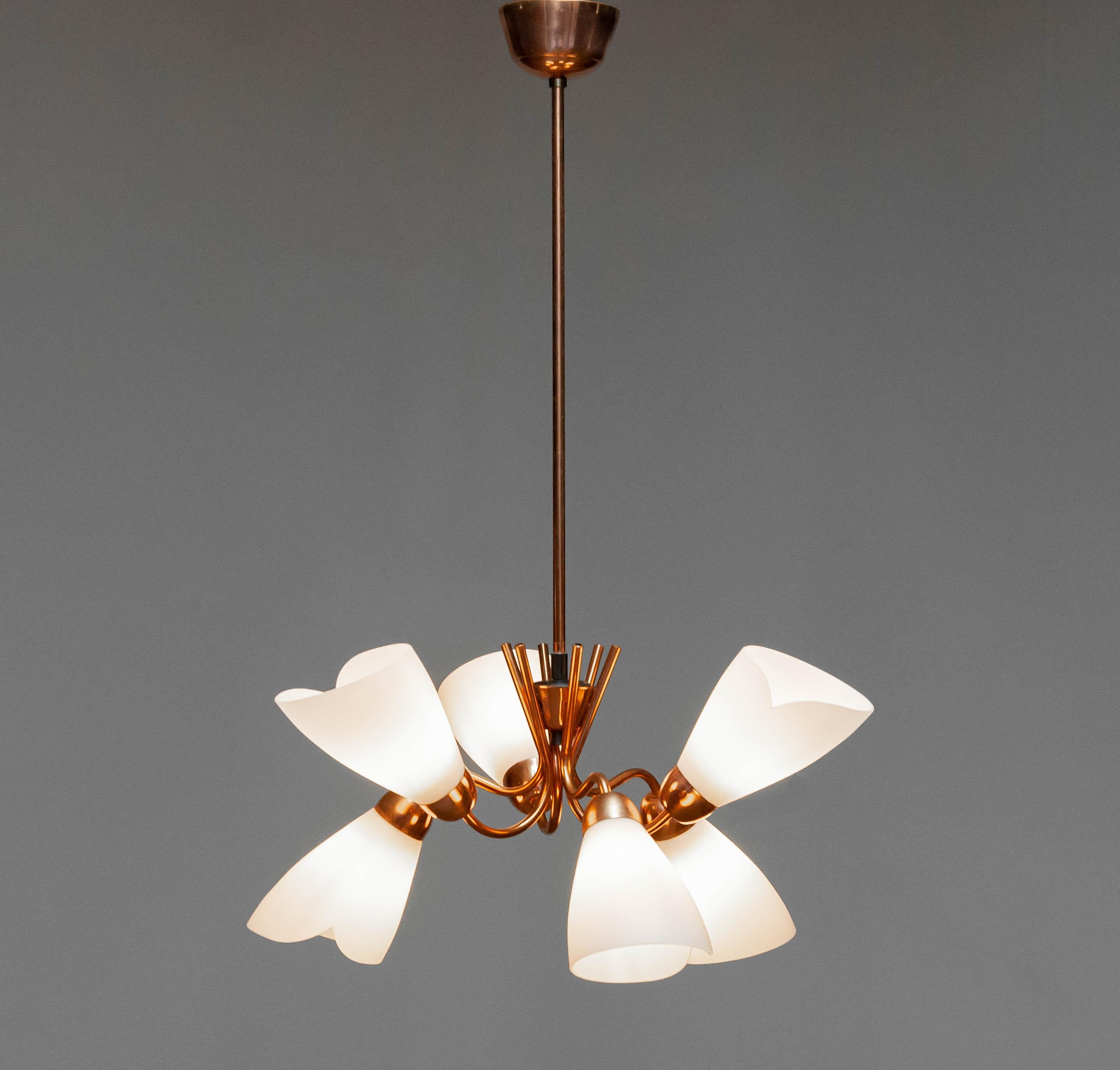 Mid-Century moderno Lampadario in rame rosso del 1950 con paralumi in vetro opalino realizzato da un designer svedese