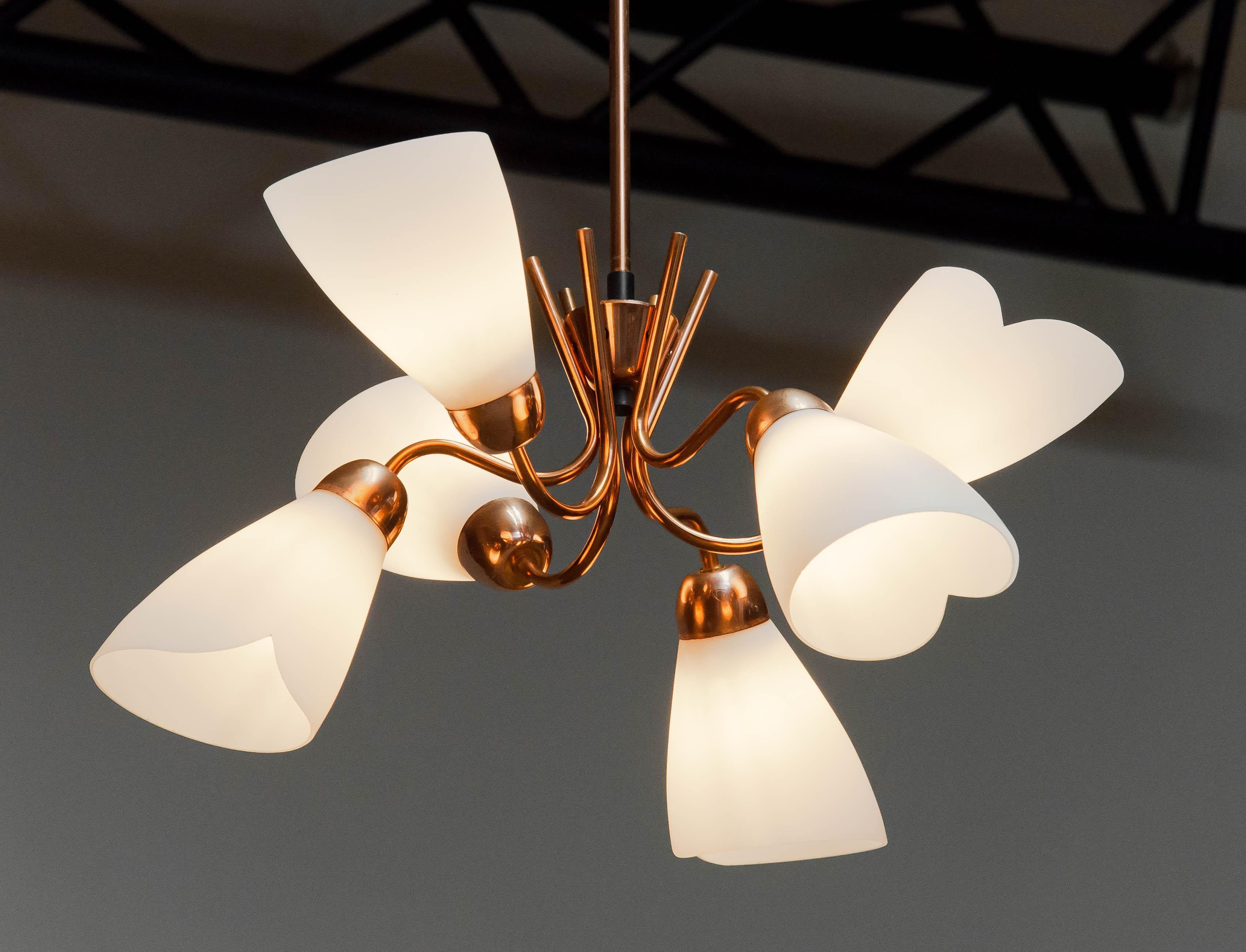 Svedese Lampadario in rame rosso del 1950 con paralumi in vetro opalino realizzato da un designer svedese