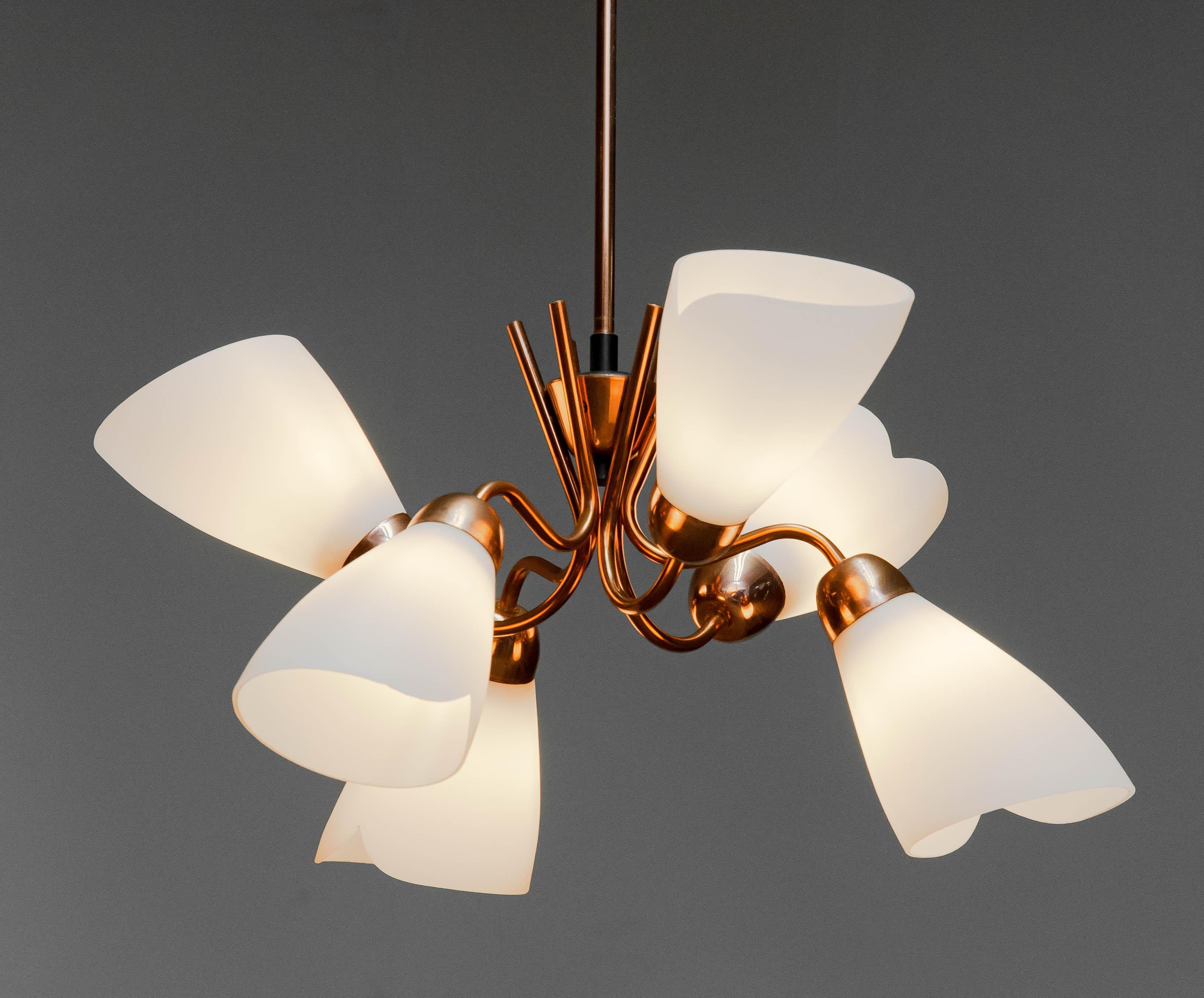 Lampadario in rame rosso del 1950 con paralumi in vetro opalino realizzato da un designer svedese In condizioni buone a Silvolde, Gelderland